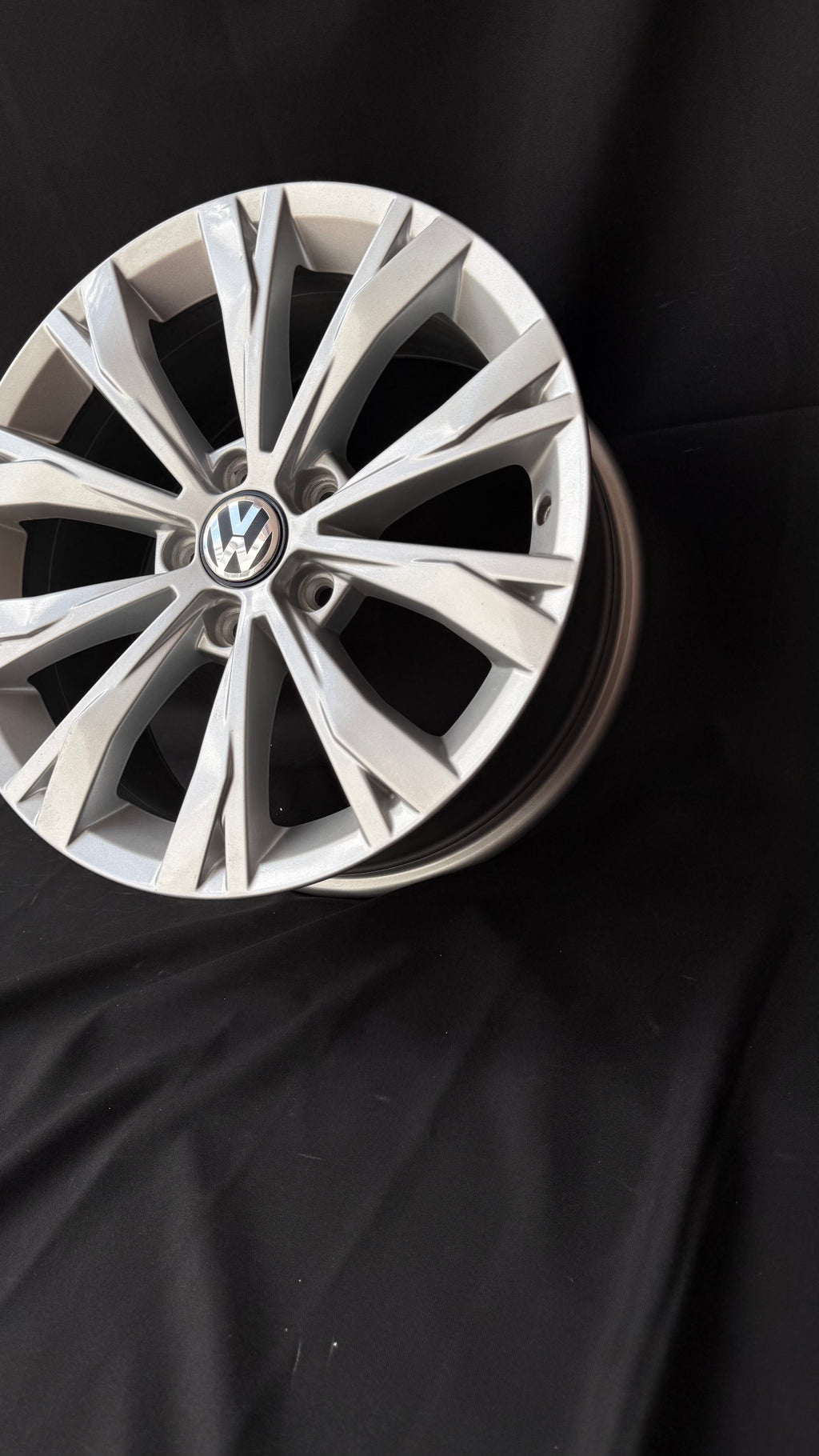 1 Rin 17” Volkswagen Tiguan Taos Golf Jetta MK6 MK7 Original Seminuevo 5x112