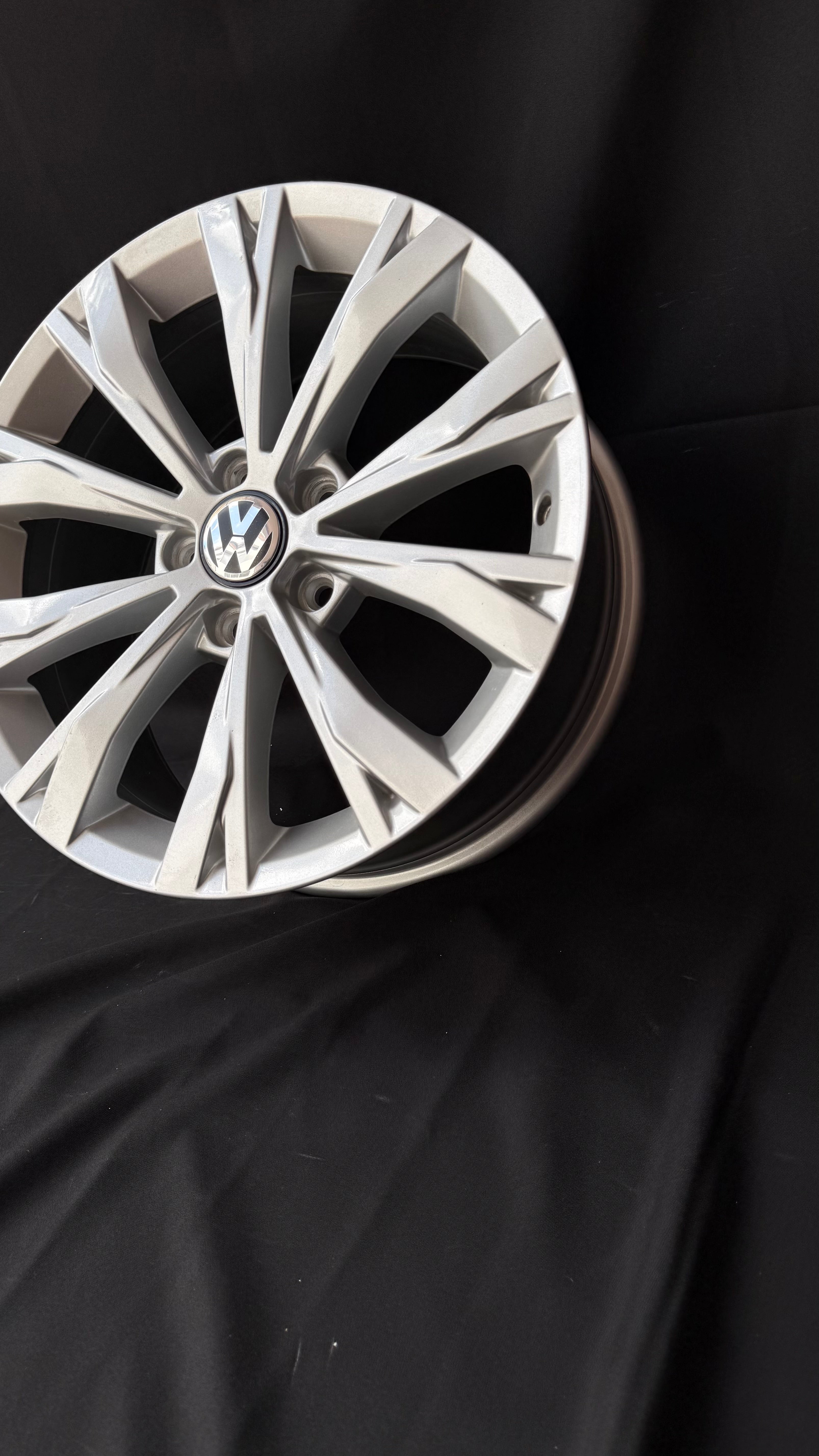 1 Rin 17” Volkswagen Tiguan Taos Golf Jetta MK6 MK7 Original Seminuevo 5x112