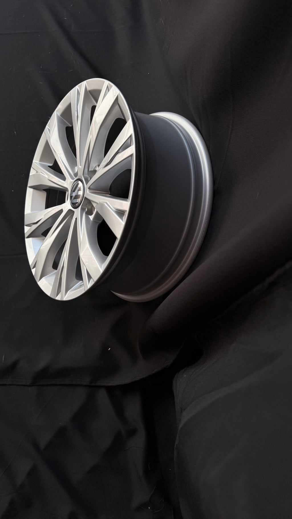 1 Rin 17” Volkswagen Tiguan Taos Golf Jetta MK6 MK7 Original Nuevo 5x112