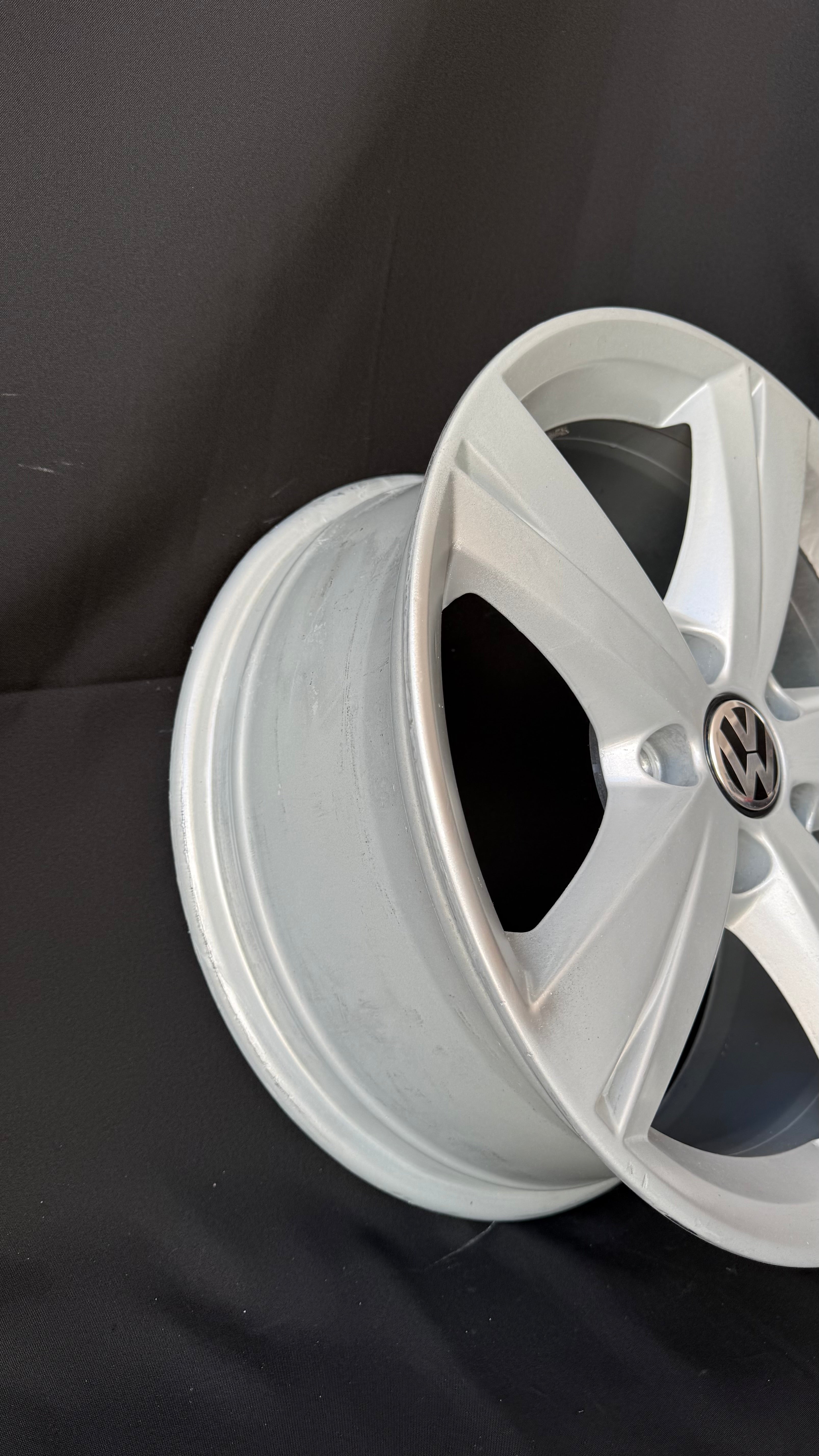 1 Rin 17” Volkswagen Golf Jetta Original Seminuevo 5x112