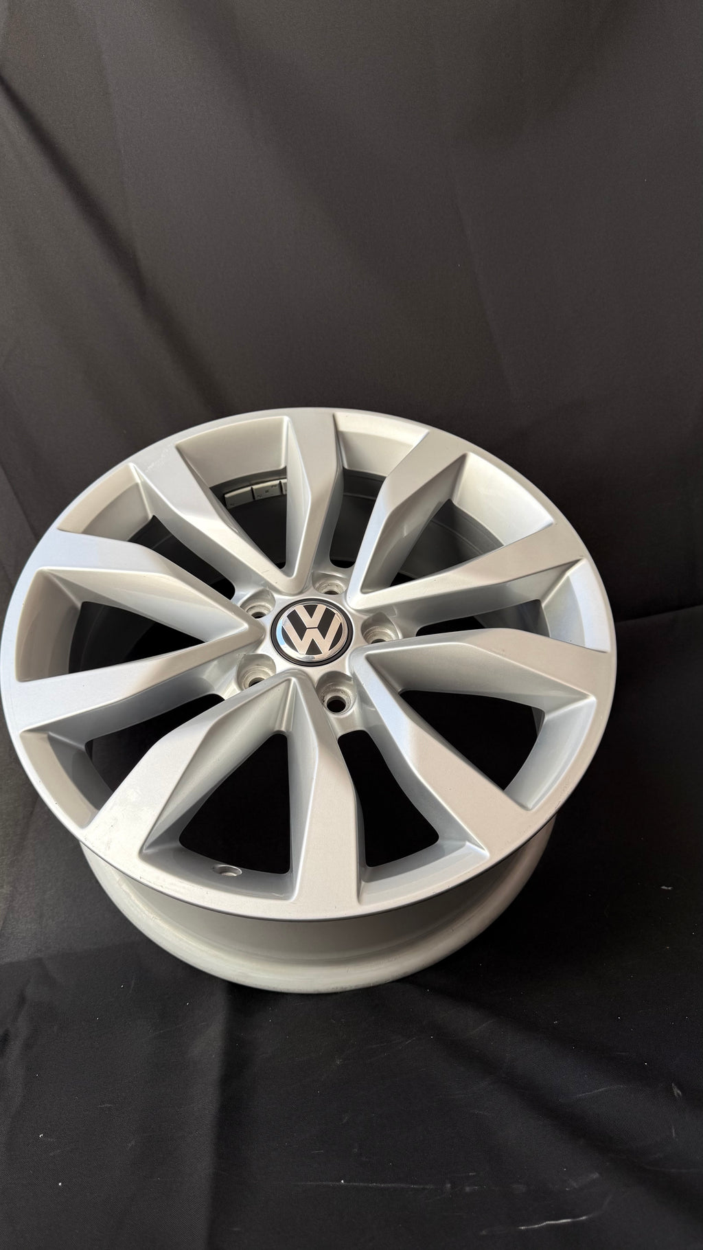 1 Rin 17” Volkswagen Original Nuevo Tiguan Taos Golf Jetta MK6 MK7 Passat New Beetle