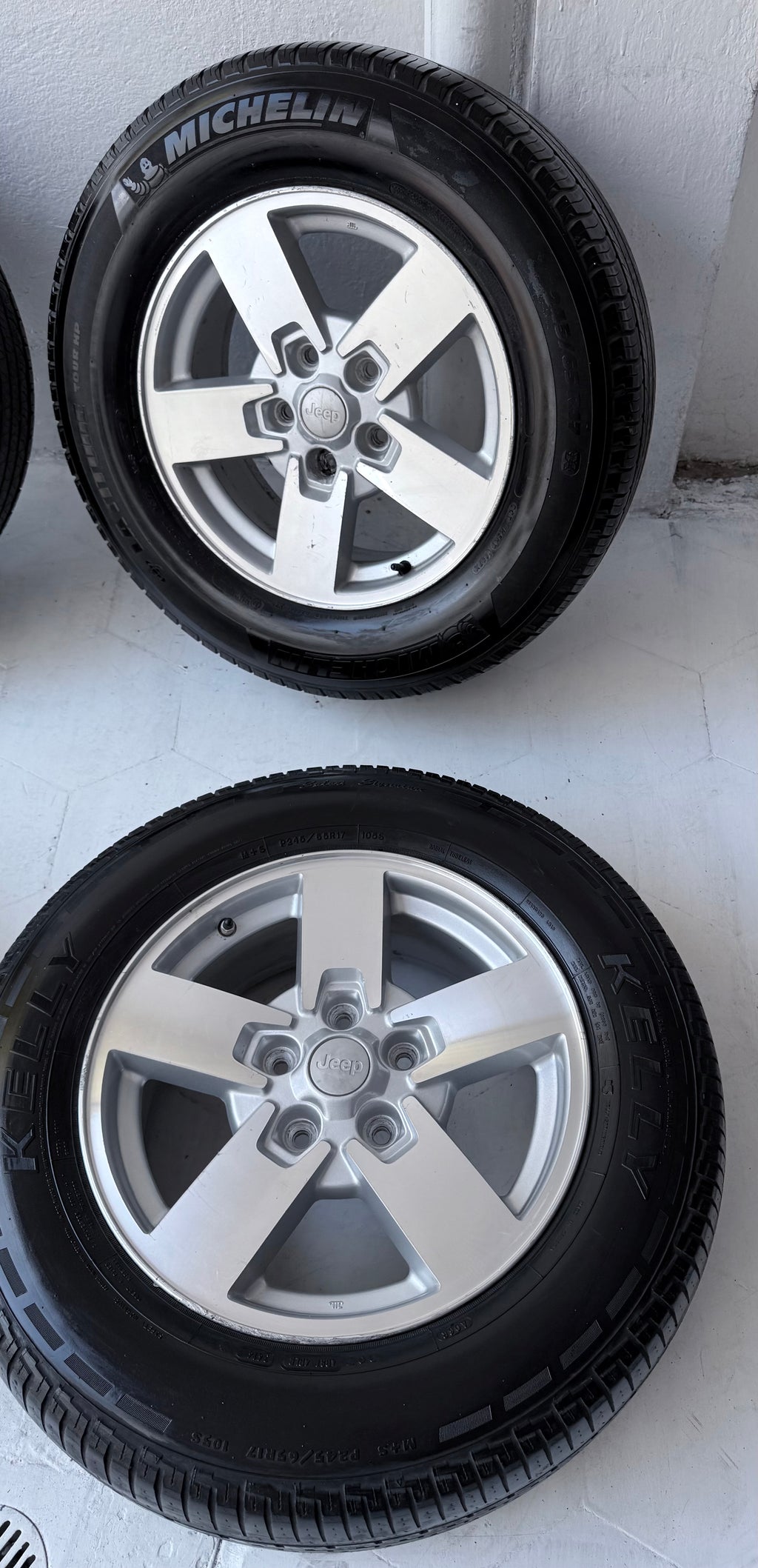4 Rines con llantas 17” Dodge Journey, Caravan y Town & Country / Jeep Grand Cherokee y Commander – 5×127