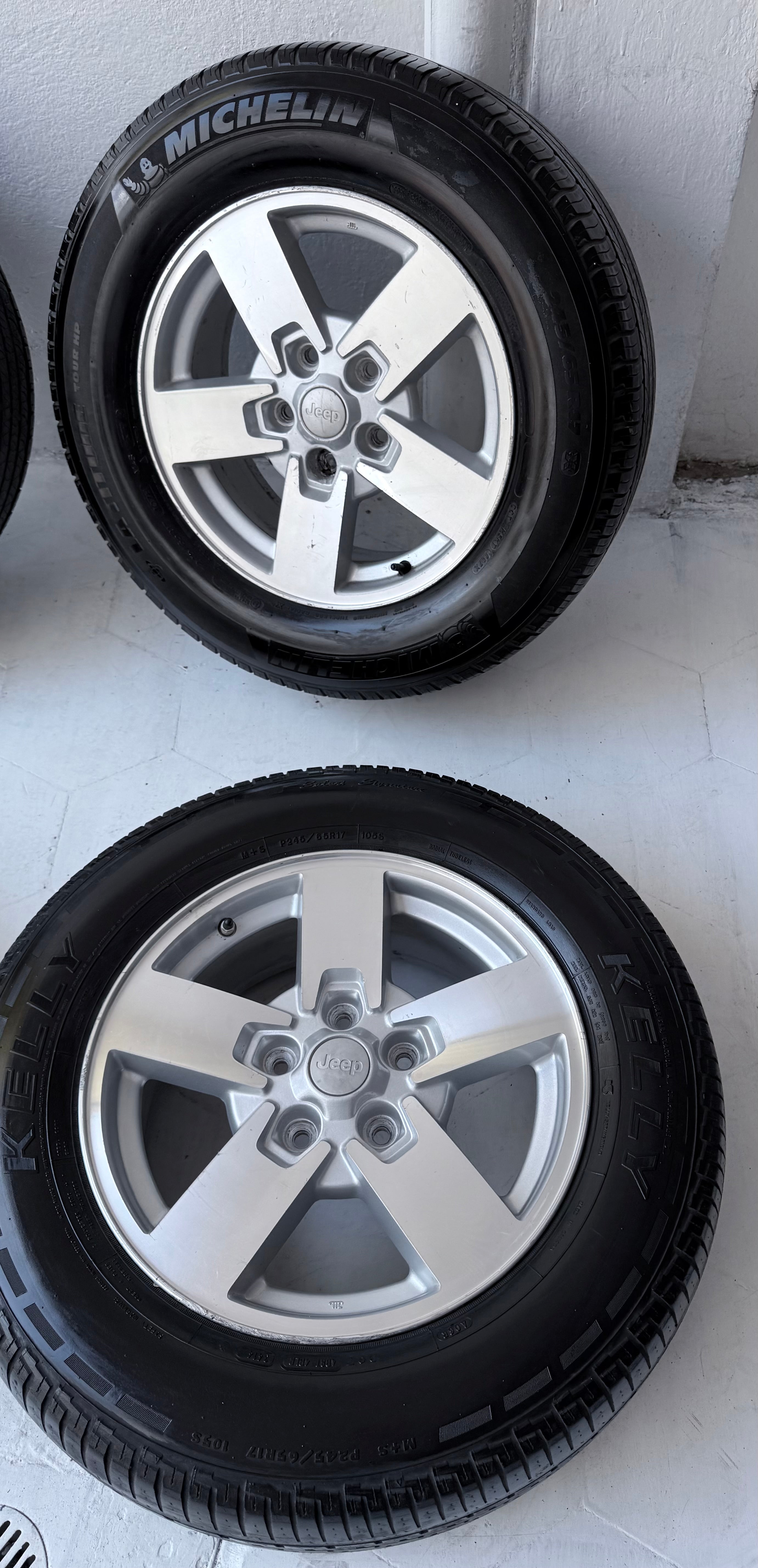 4 Rines con llantas 17” Dodge Journey, Caravan y Town & Country / Jeep Grand Cherokee y Commander – 5×127