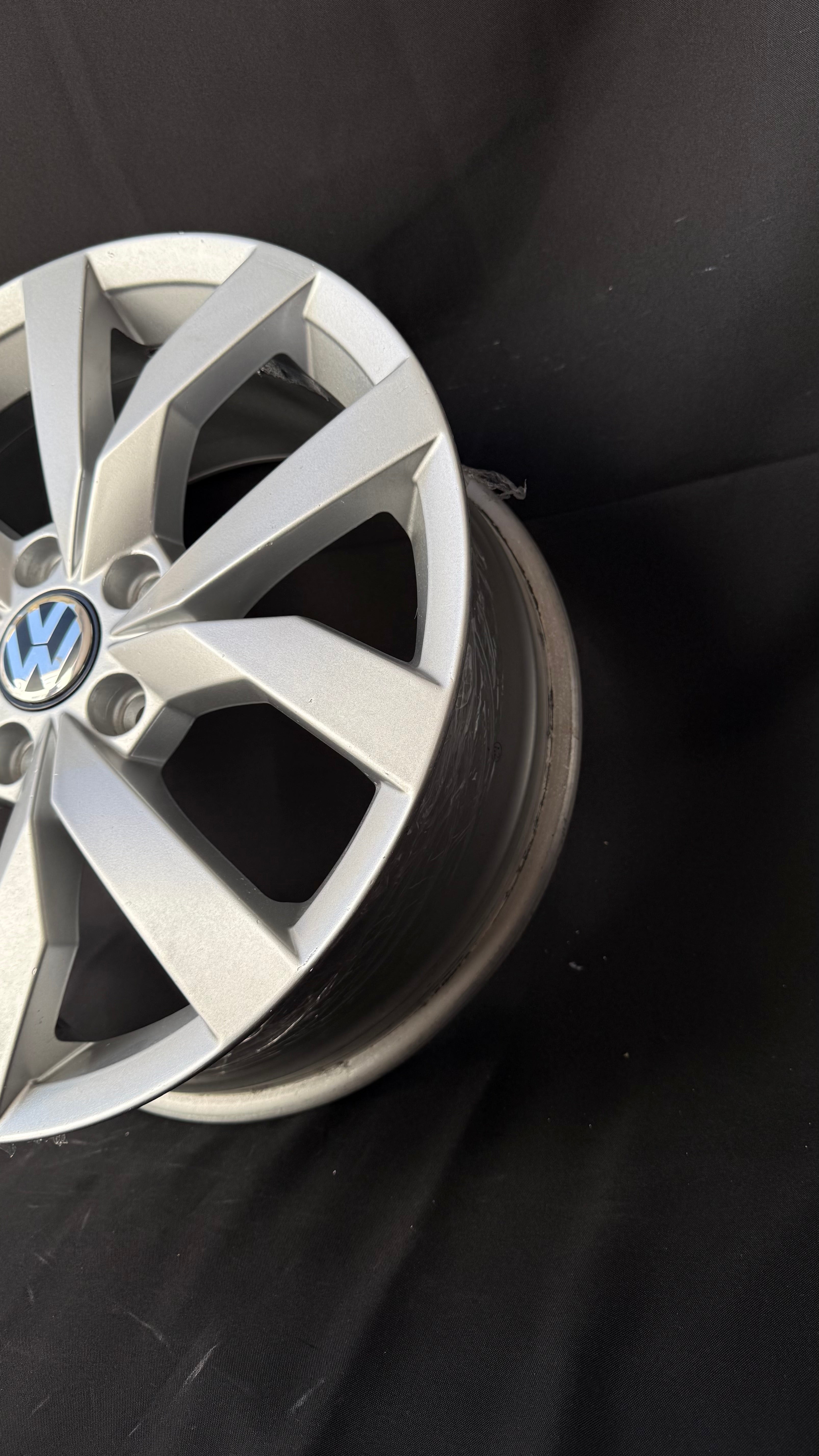 1 Rin 17” Volkswagen Golf TSI Jetta A6 A7 Original Seminuevo