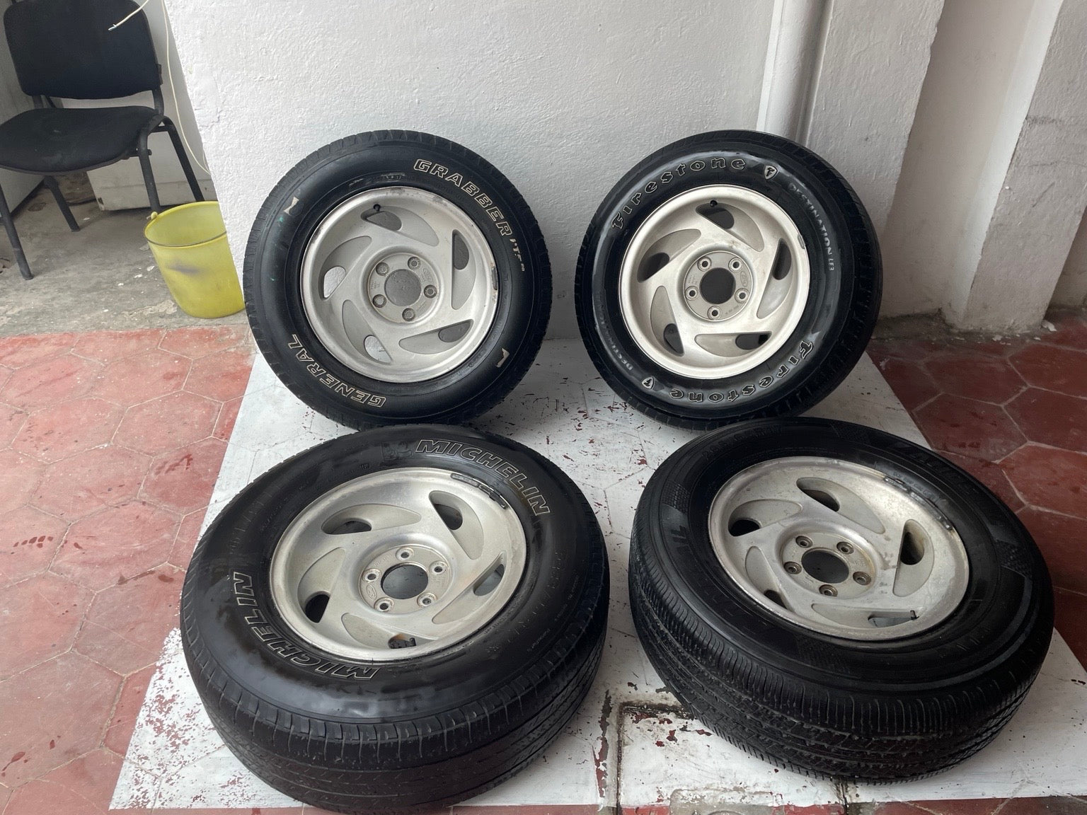 Juego de 4 Rines Originales Ford F-150 17” con Llantas – 5x135 – OEM
