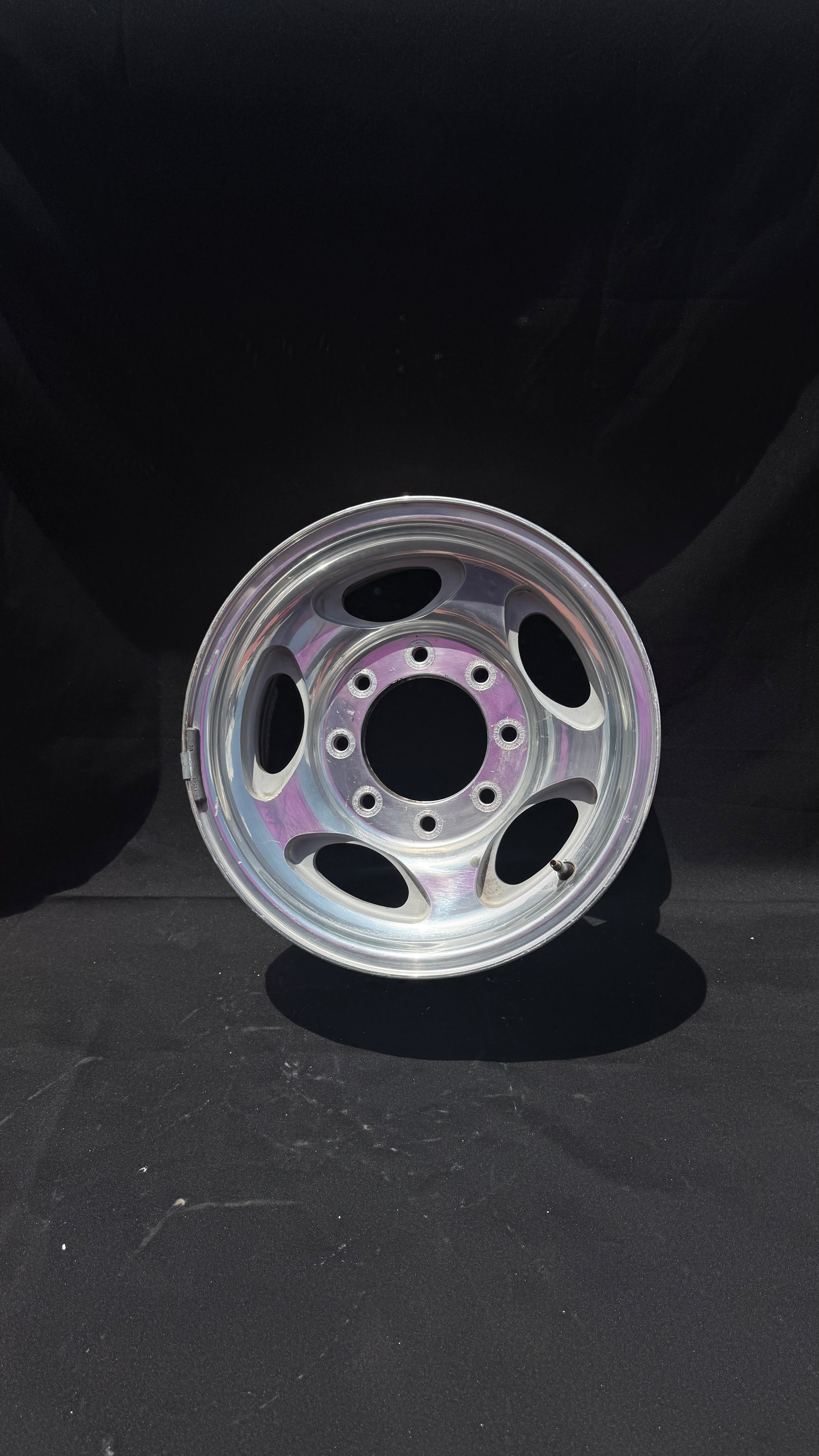 1 Rin 16” Ford Excursion y Ford F-250 – 8 Birlos
