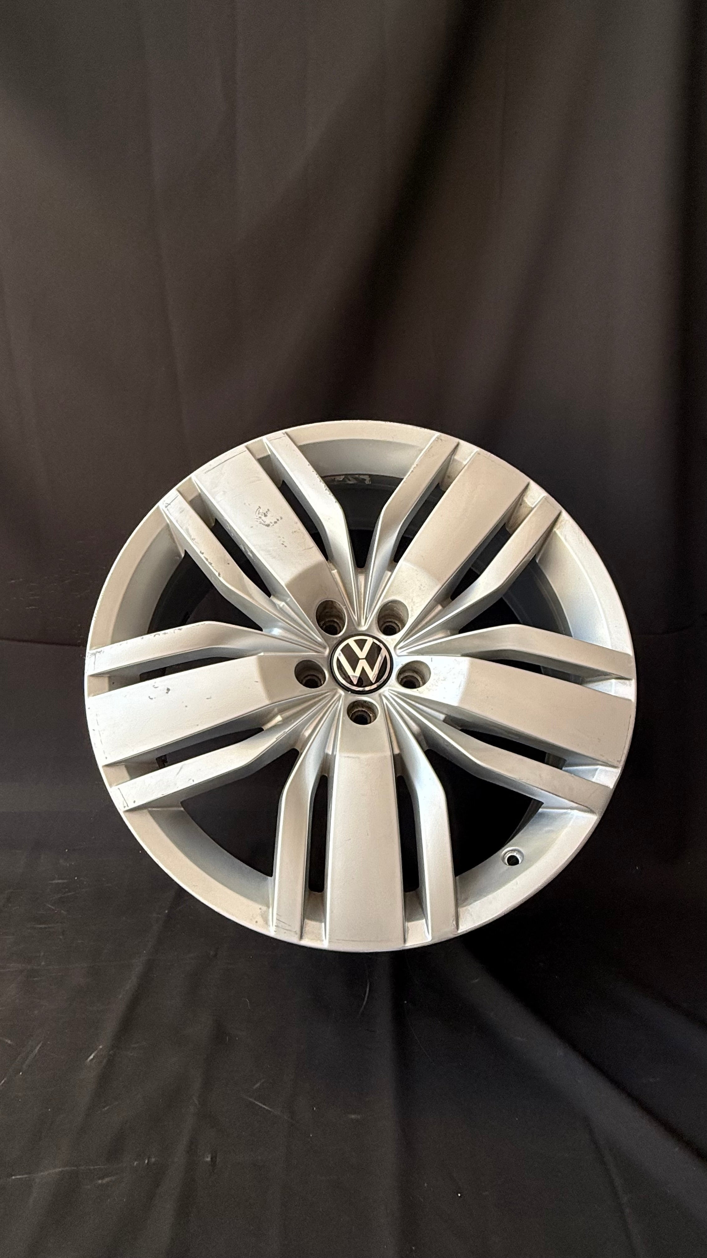 1 Rin 20” Volkswagen Teramont Atlas Original Seminuevo 5x112