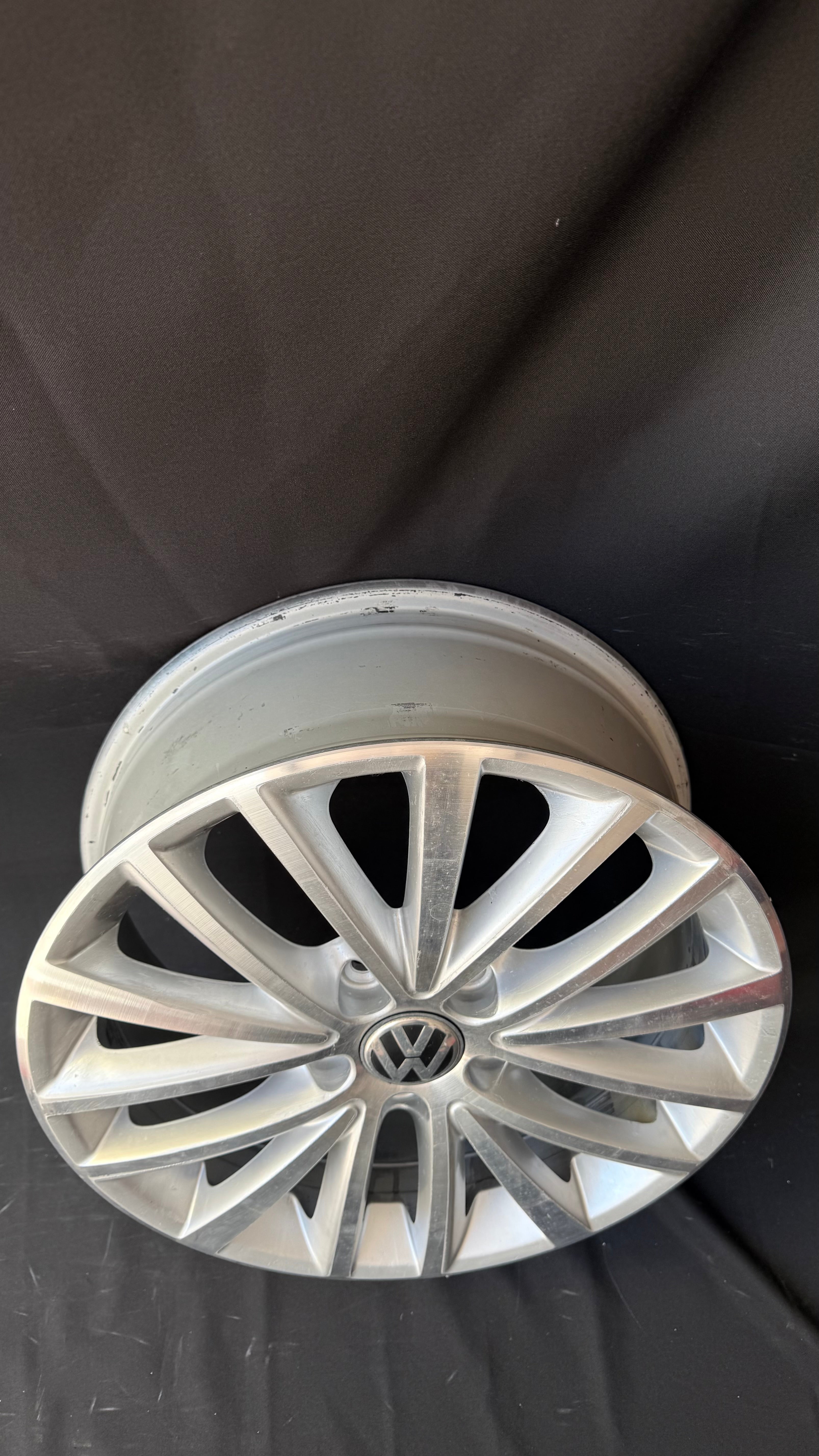 1 Rin 17” Volkswagen Jetta MK6 Sport Original Seminuevo 5x112