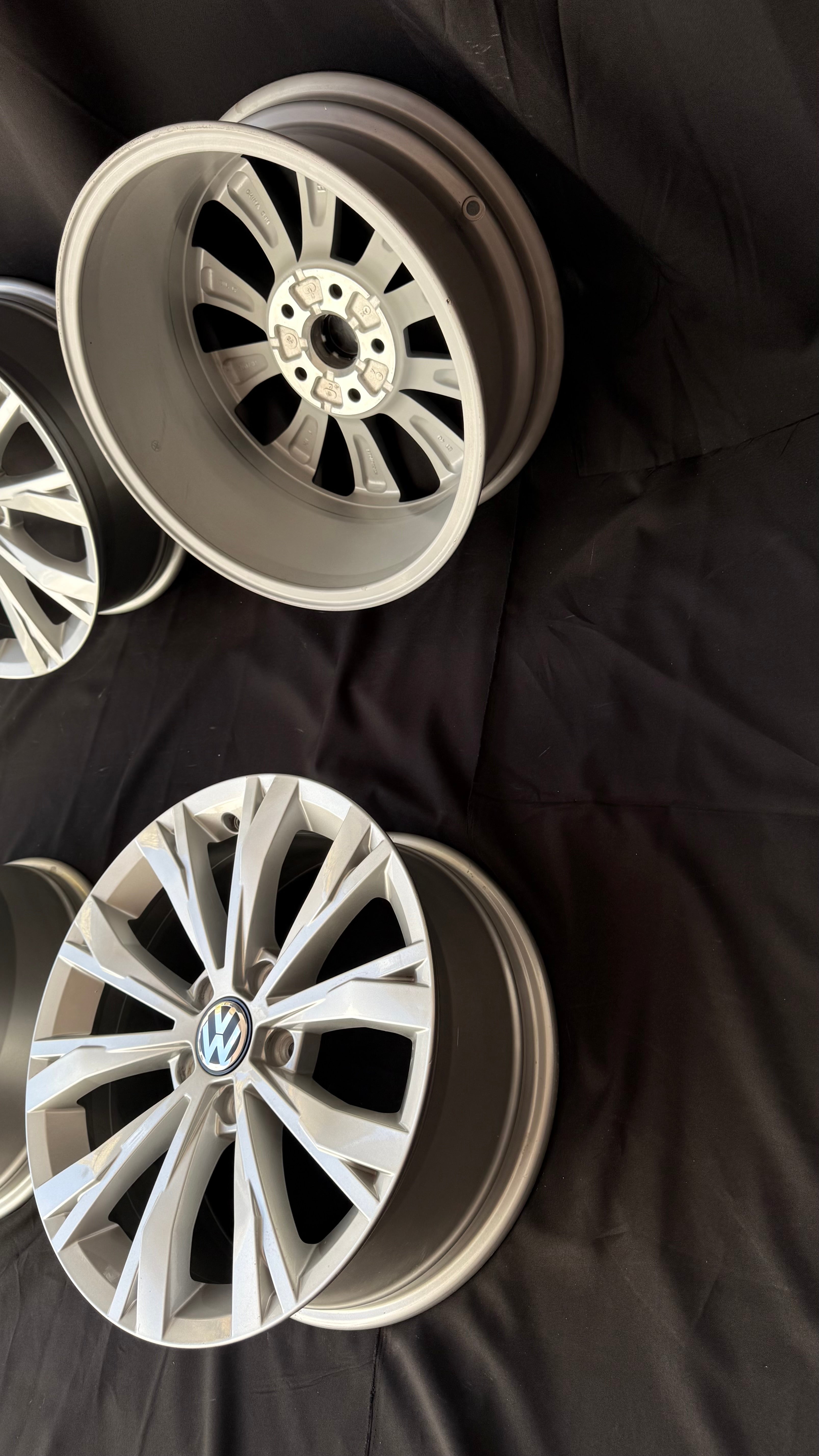 4 Rines 17” Volkswagen Tiguan Taos Golf Jetta MK6 MK7 Originales Nuevos 5x112