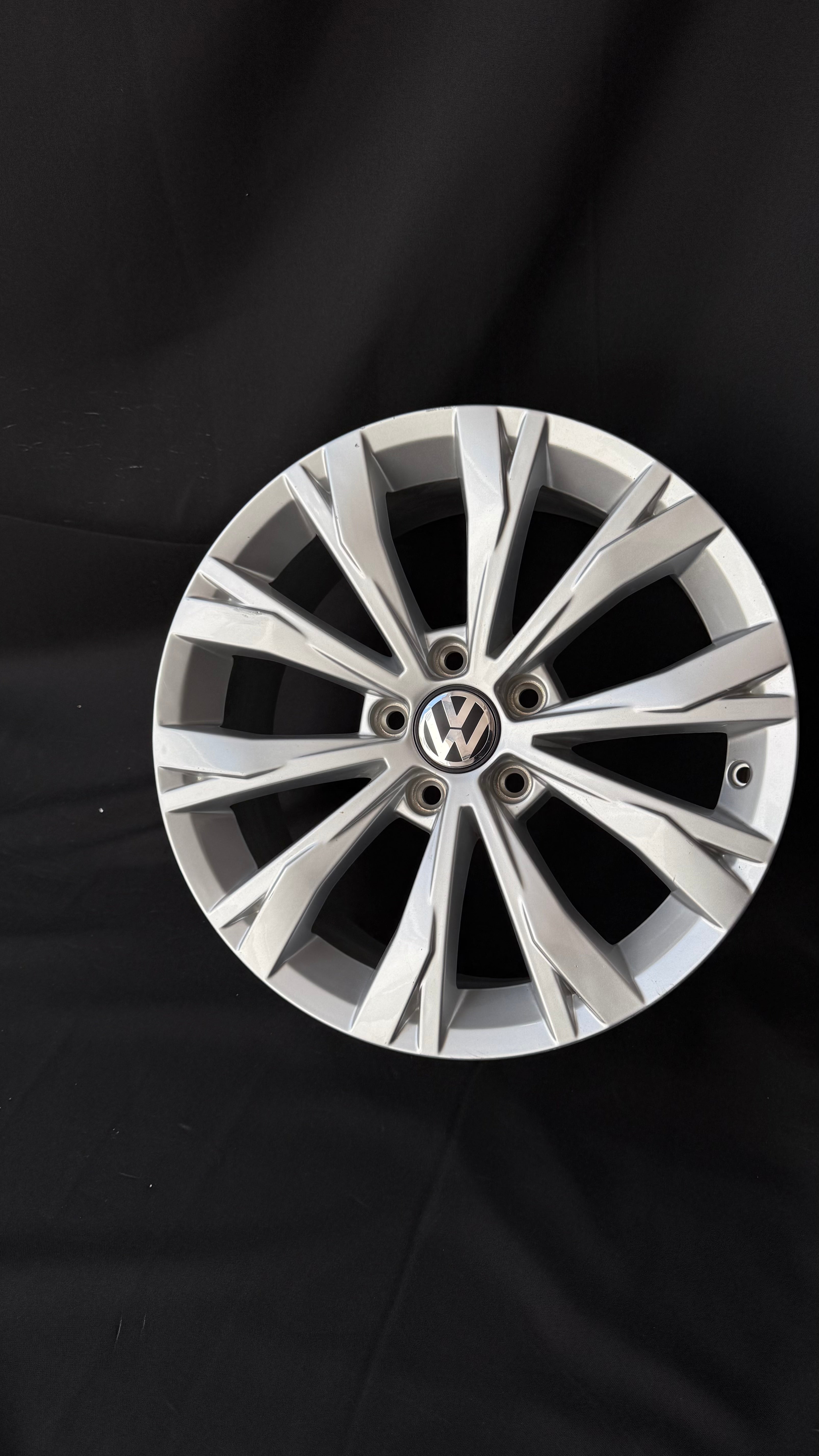 1 Rin 17” Volkswagen Tiguan Taos Golf Jetta MK6 MK7 Original Nuevo 5x112