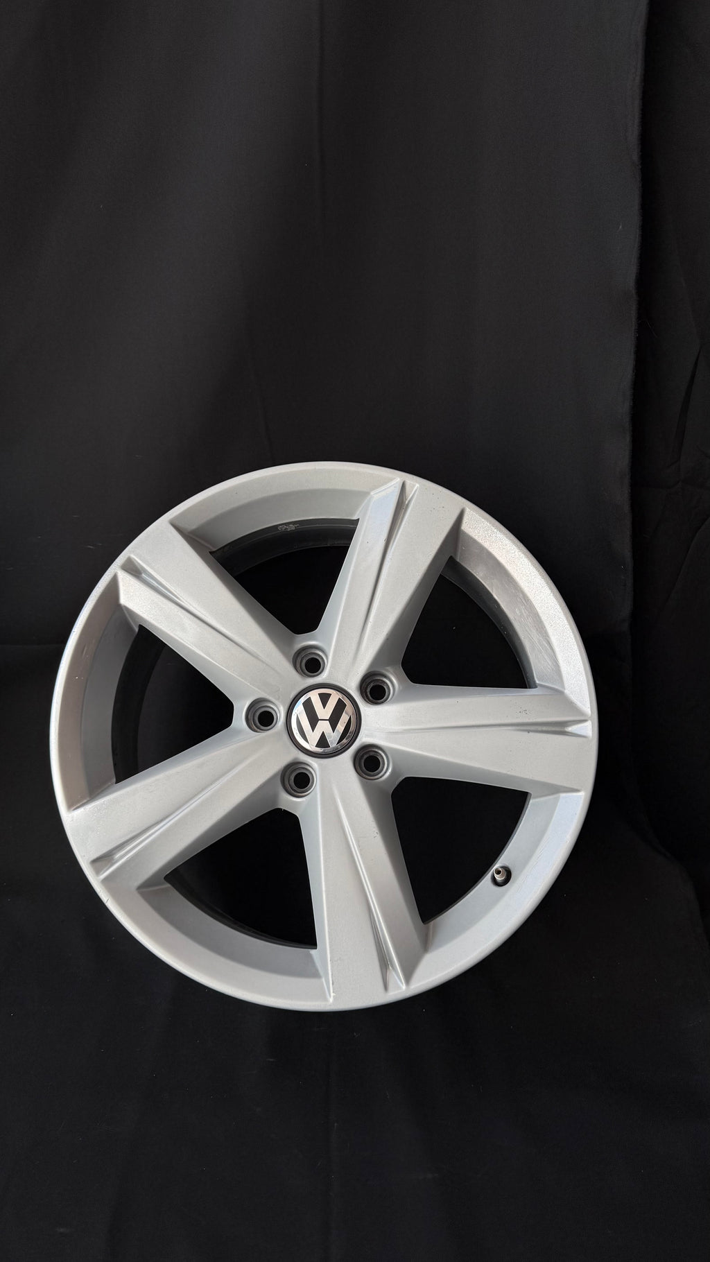 1 Rin 17” Volkswagen Golf Jetta Original Seminuevo 5x112