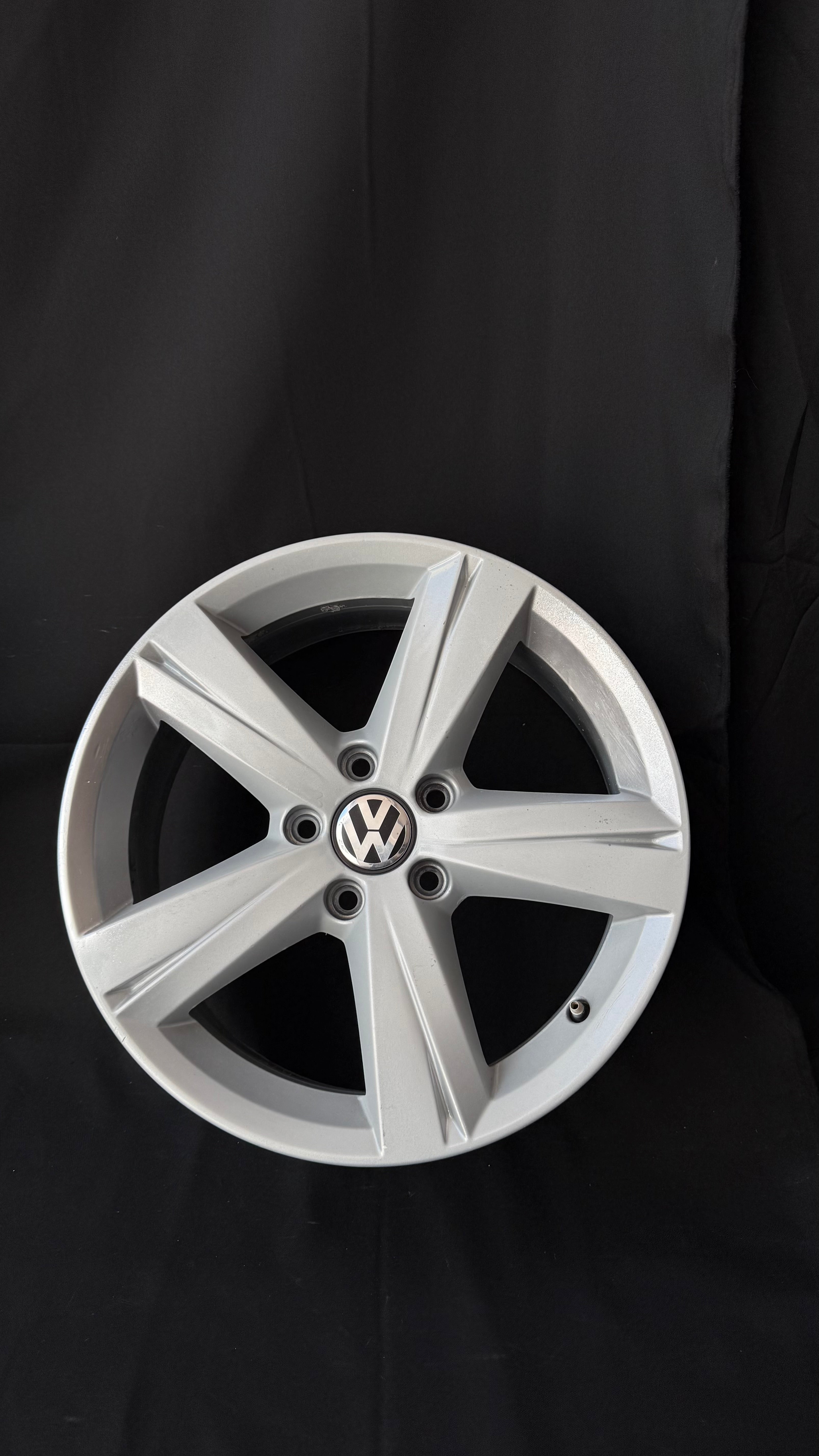 1 Rin 17” Volkswagen Golf Jetta Original Seminuevo 5x112