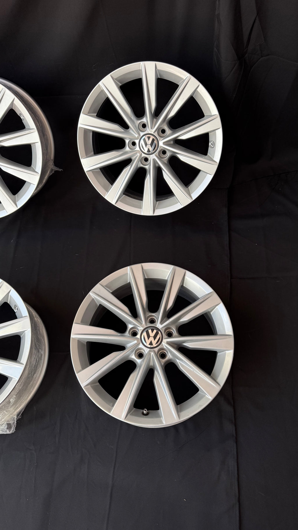 4 Rines 17” Volkswagen Tiguan Taos Golf Jetta MK6 MK7 Passat New Beetle Originales Nuevos 5x112
