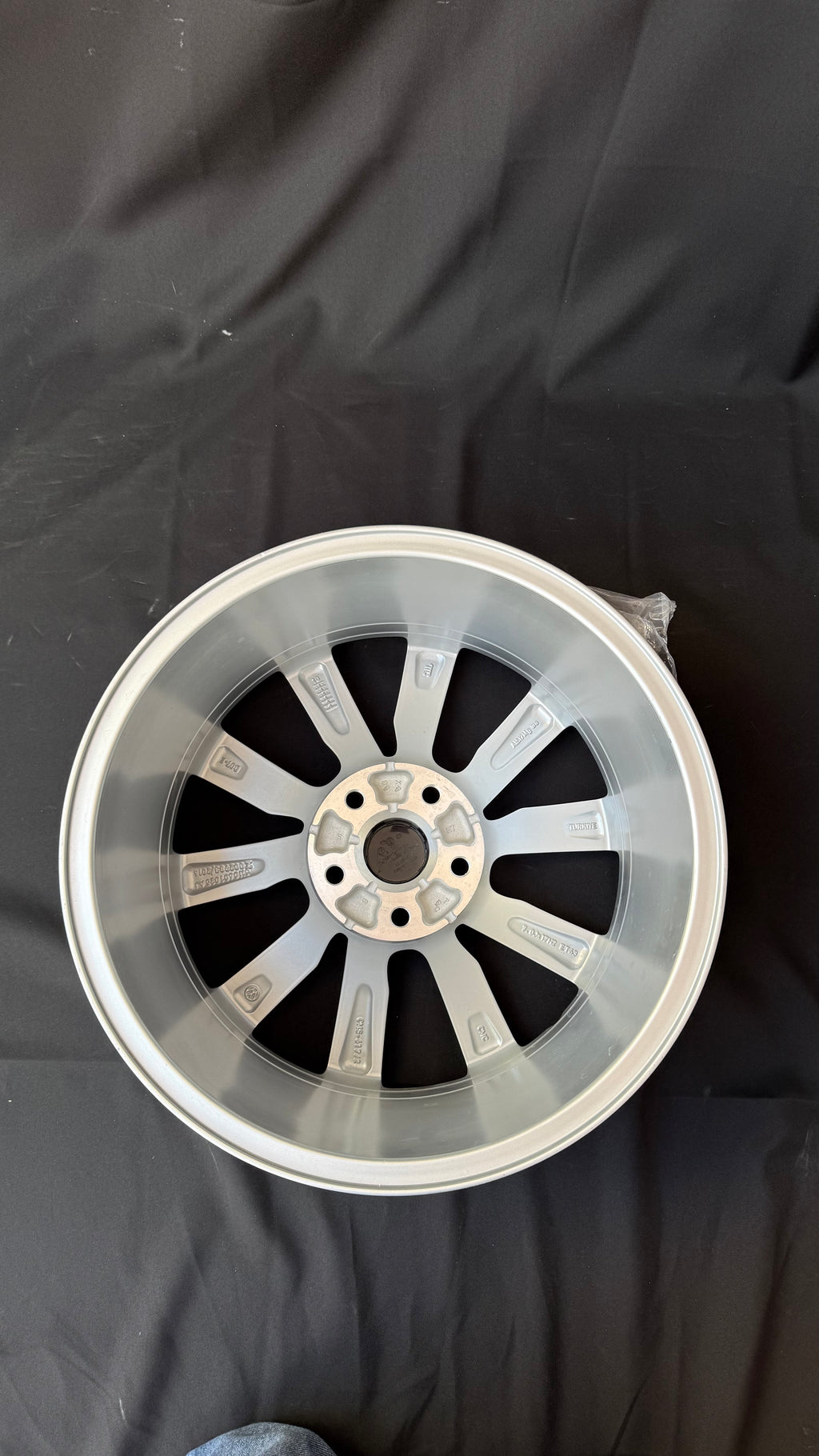1 Rin 17” Volkswagen Tiguan Taos Golf Jetta MK6 MK7 Passat New Beetle Original Nuevo 5x112