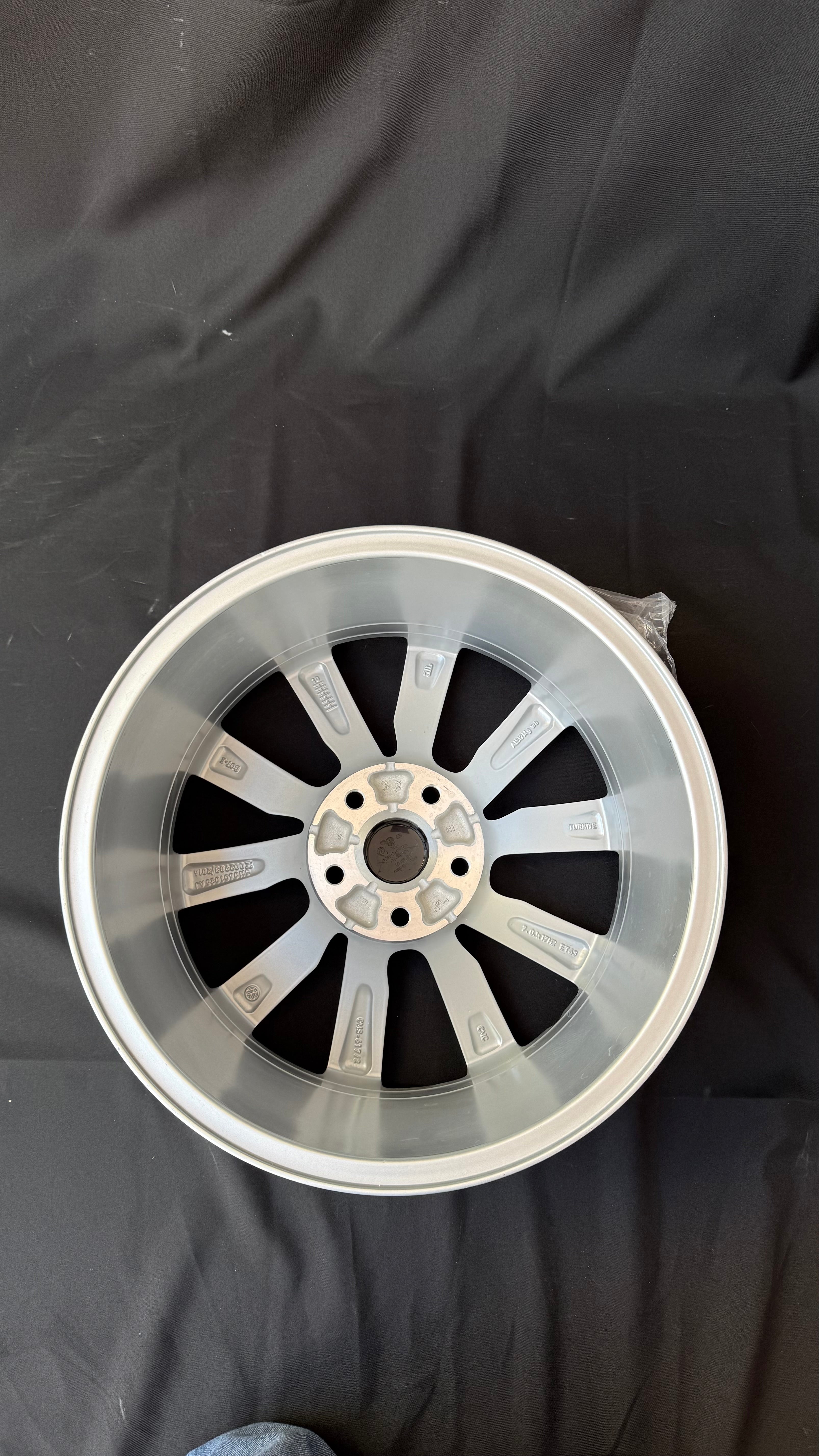 1 Rin 17” Volkswagen Tiguan Taos Golf Jetta MK6 MK7 Passat New Beetle Original Nuevo 5x112