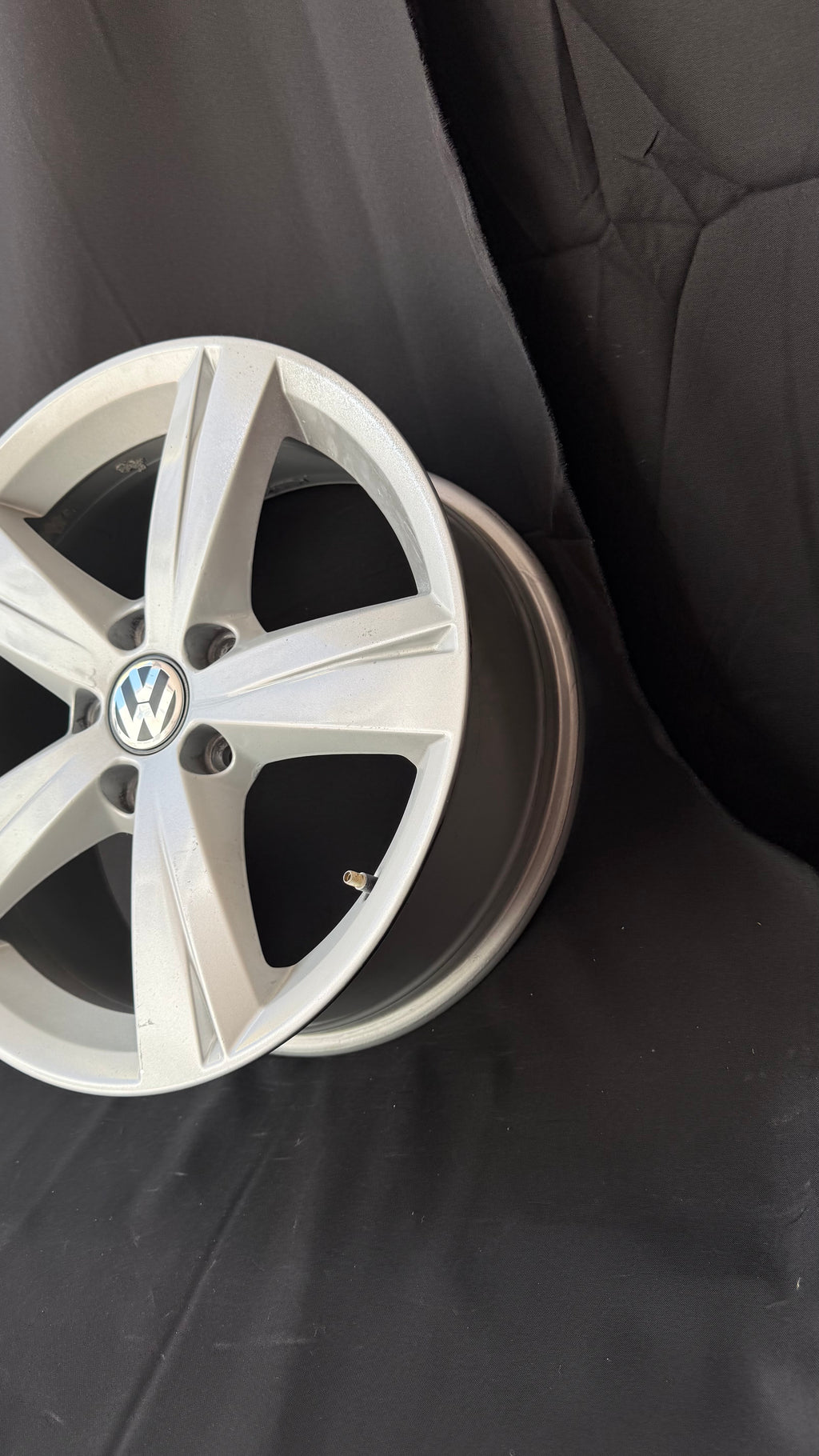 1 Rin 17” Volkswagen Golf Jetta Original Seminuevo 5x112