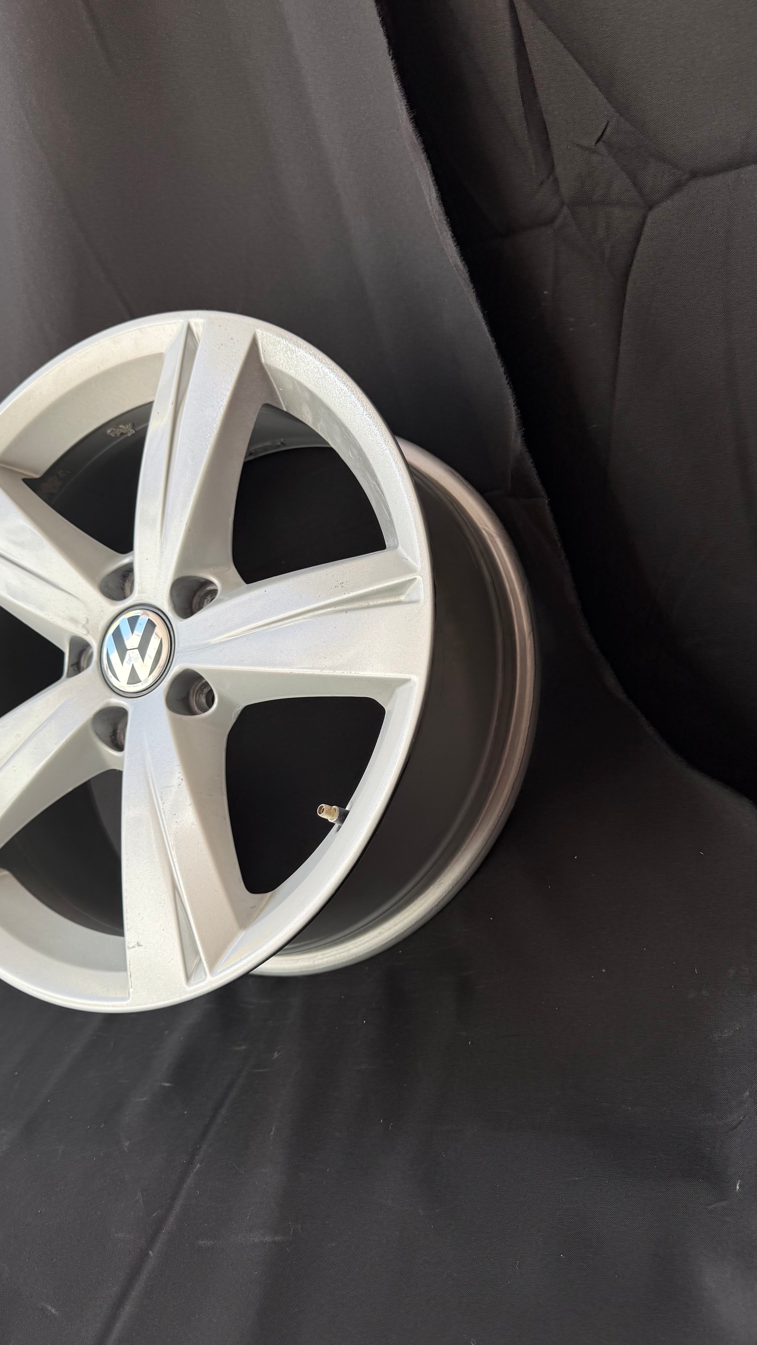1 Rin 17” Volkswagen Golf Jetta Original Seminuevo 5x112