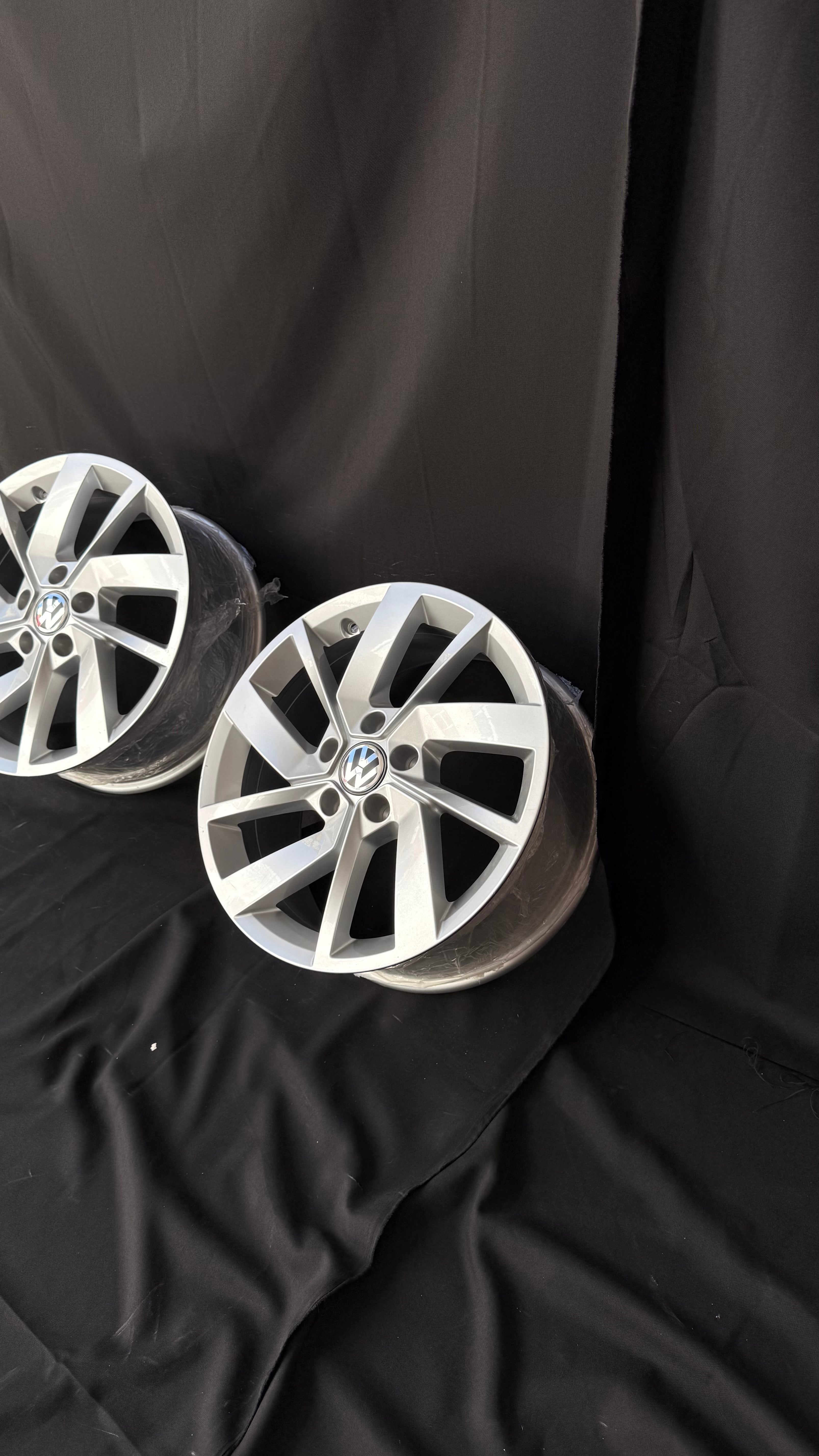 4 Rines 17” Volkswagen Golf TSI A8 A7 Originales Nuevos