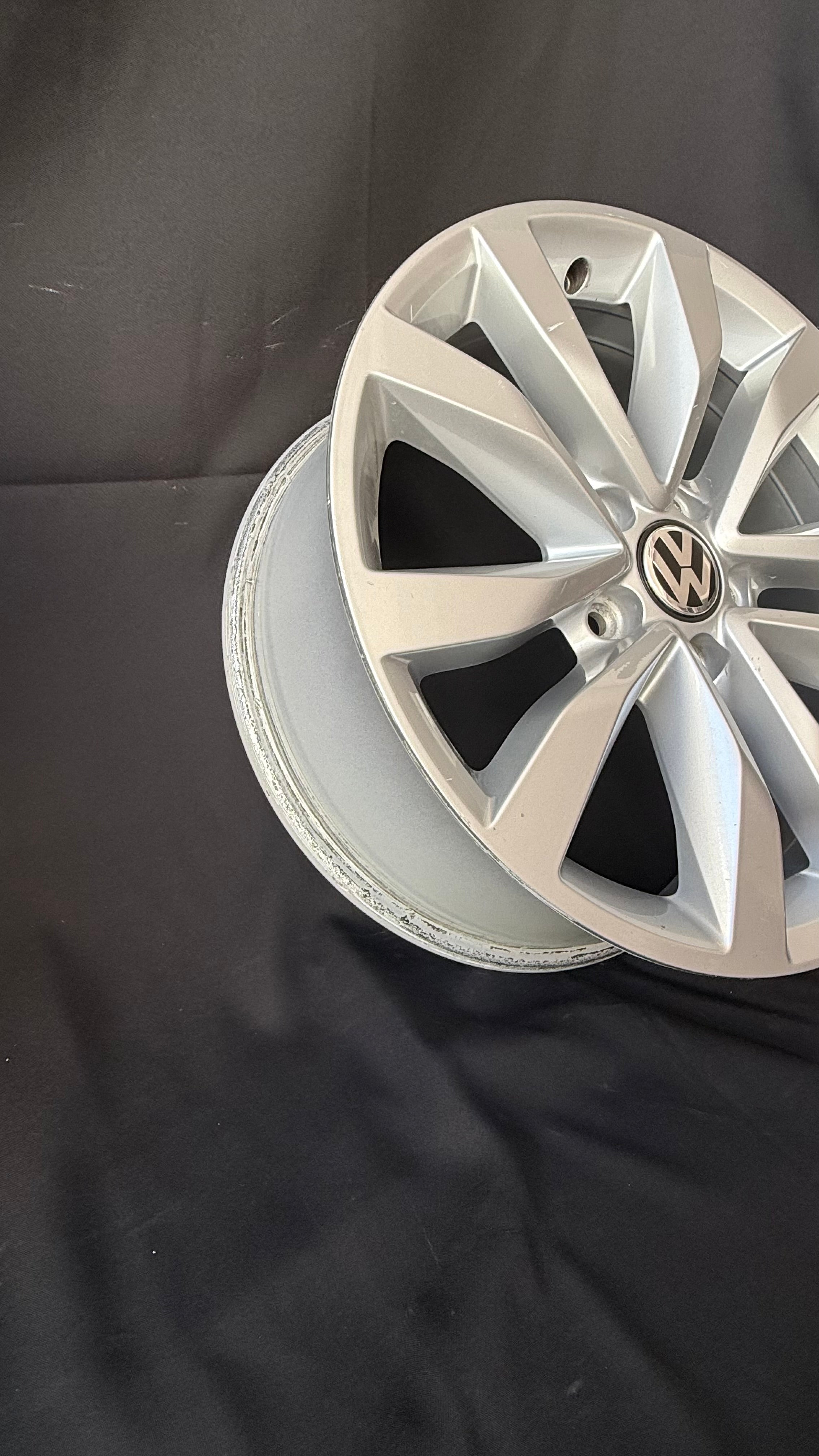 1 Rin 17” Volkswagen Original Seminuevo Tiguan Taos Golf Jetta MK6 MK7 Passat New Beetle