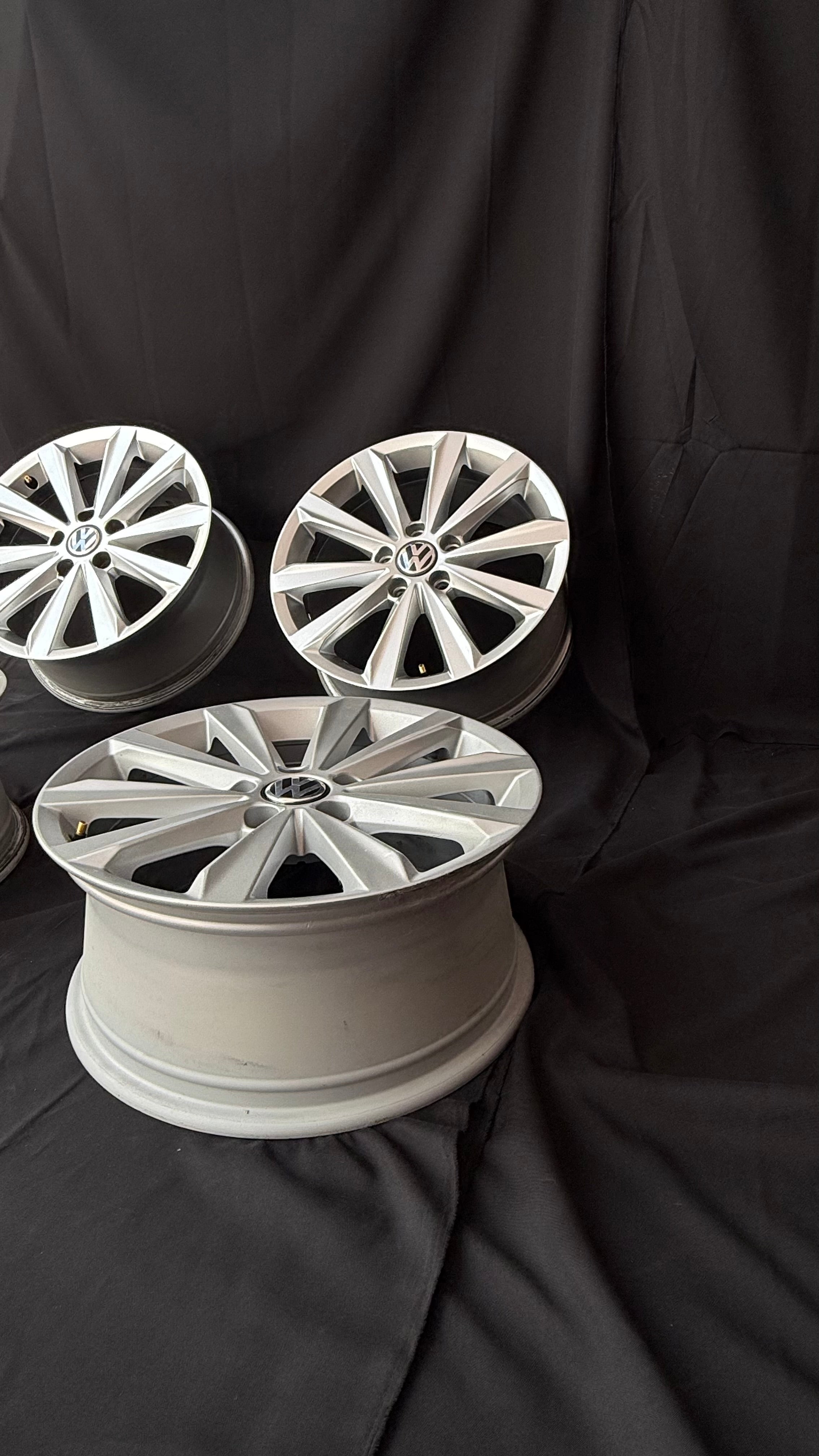 4 Rines 17” Volkswagen Tiguan Taos Golf Jetta MK6 MK7 Passat New Beetle Originales Seminuevos 5x112