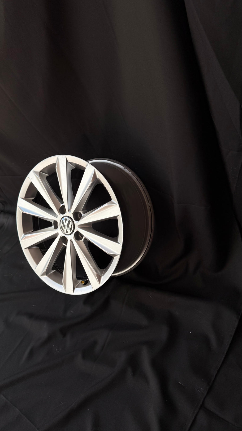 1 Rin 17” Volkswagen Tiguan Taos Golf Jetta MK6 MK7 Passat New Beetle Original Seminuevo 5x112