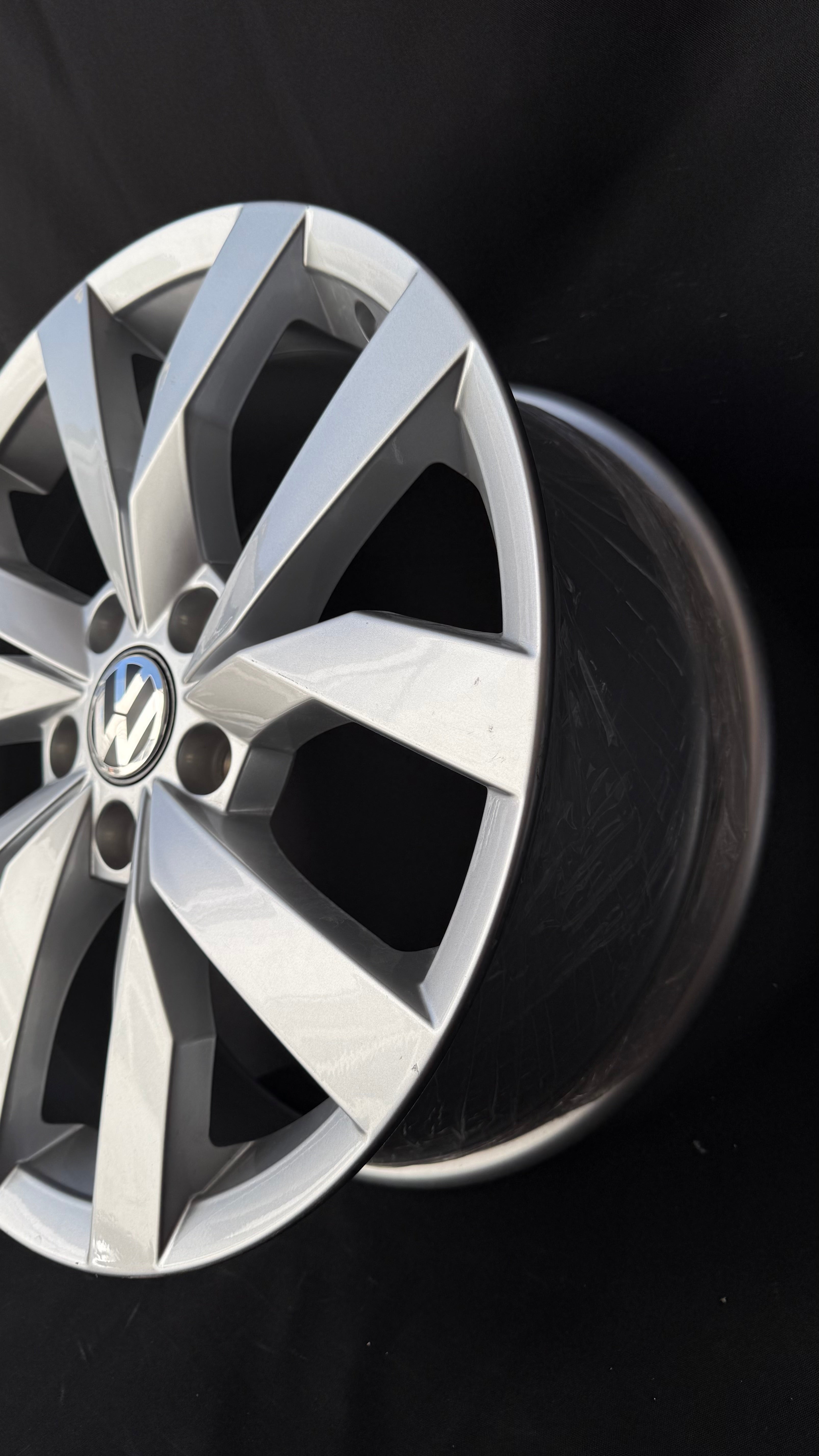 1 Rin 17” Volkswagen Golf TSI Jetta A6 A7 Original Nuevo