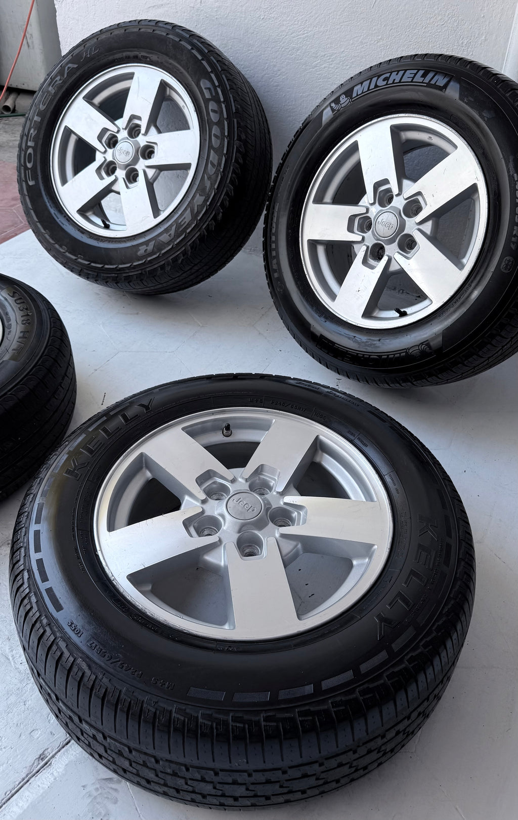 4 Rines con llantas 17” Dodge Journey, Caravan y Town & Country / Jeep Grand Cherokee y Commander – 5×127
