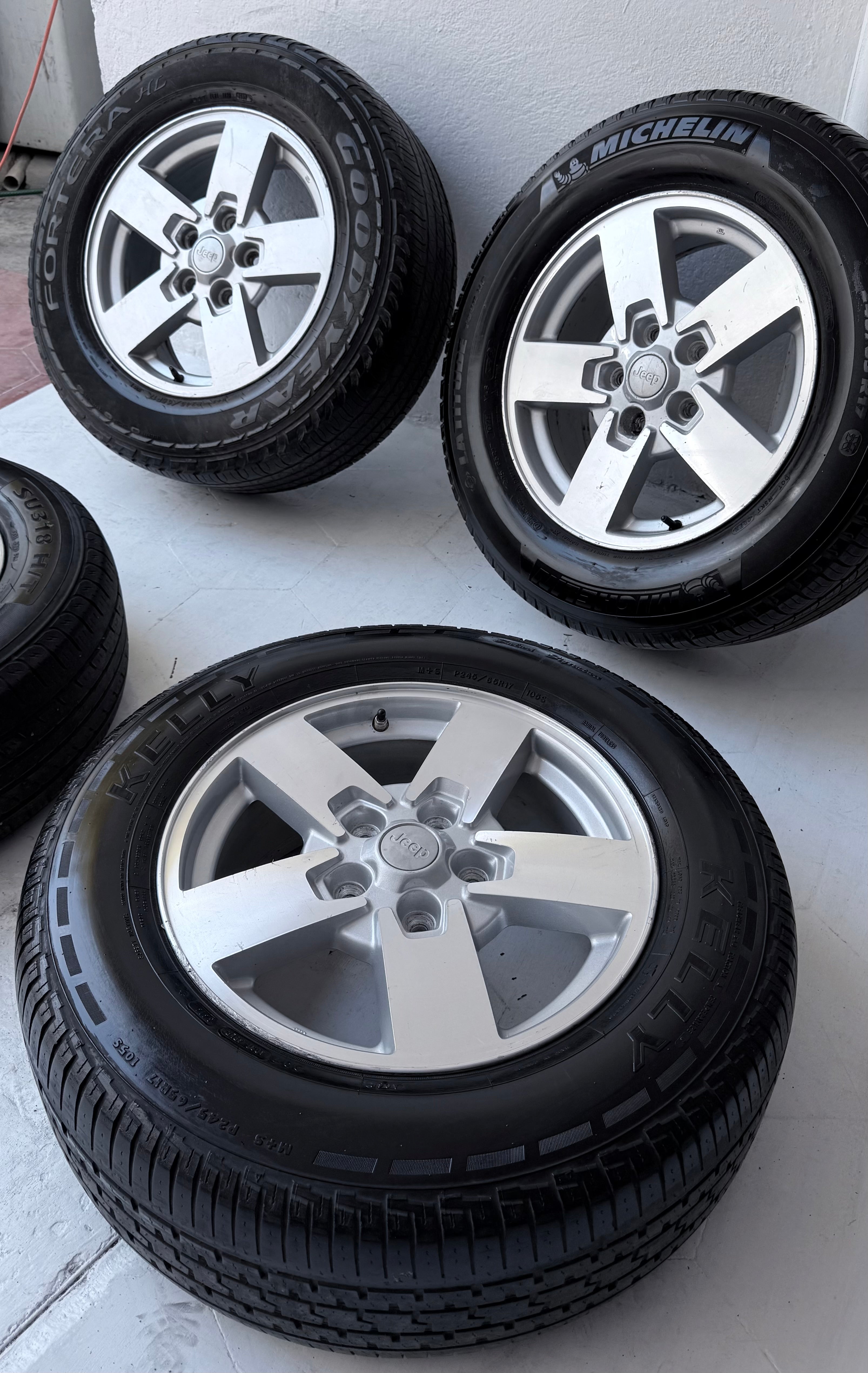 4 Rines con llantas 17” Dodge Journey, Caravan y Town & Country / Jeep Grand Cherokee y Commander – 5×127