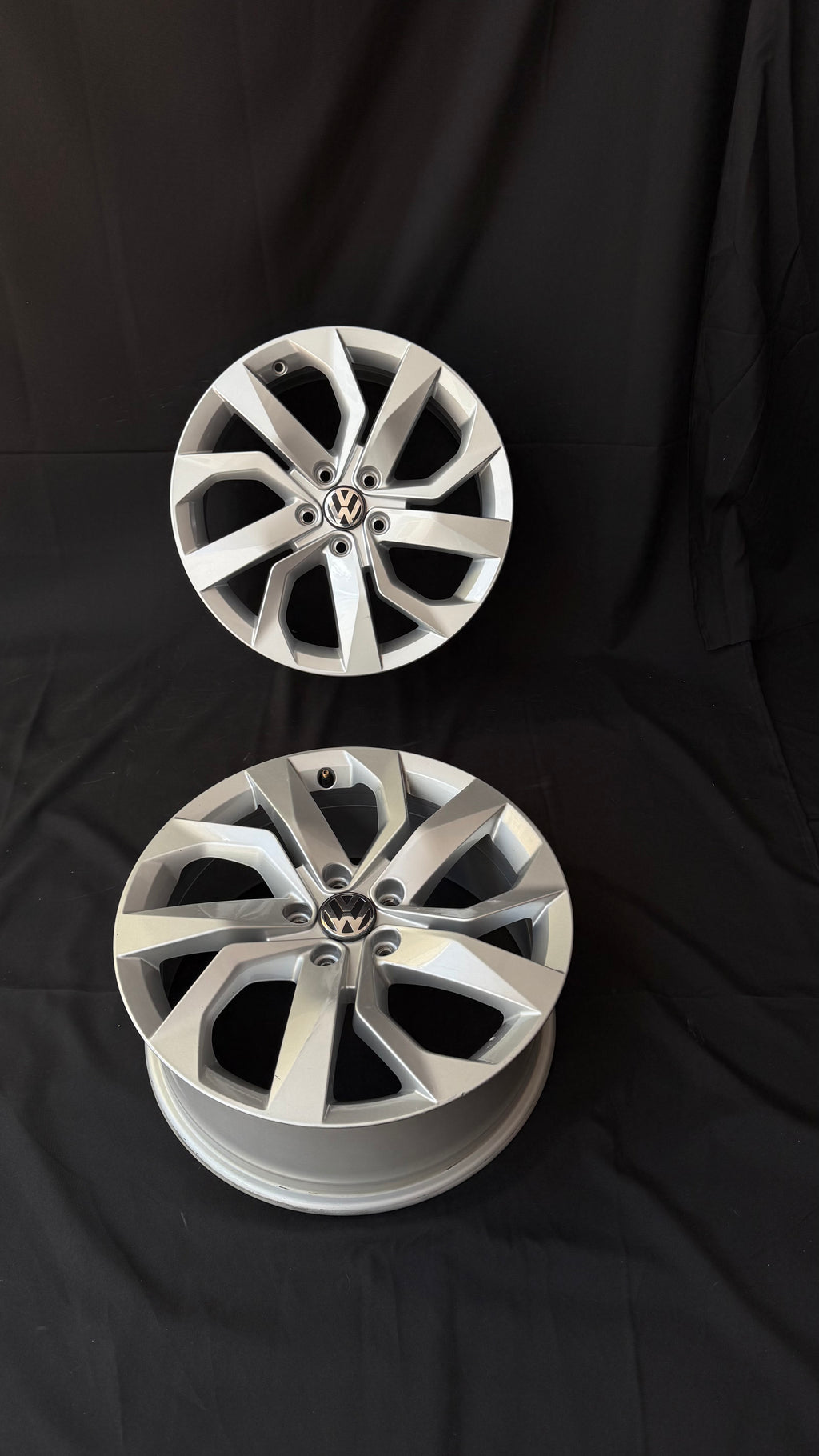 4 Rines 18” Volkswagen Tiguan Taos Golf Jetta MK6 MK7 Passat New Beetle Originales Seminuevos 5x112
