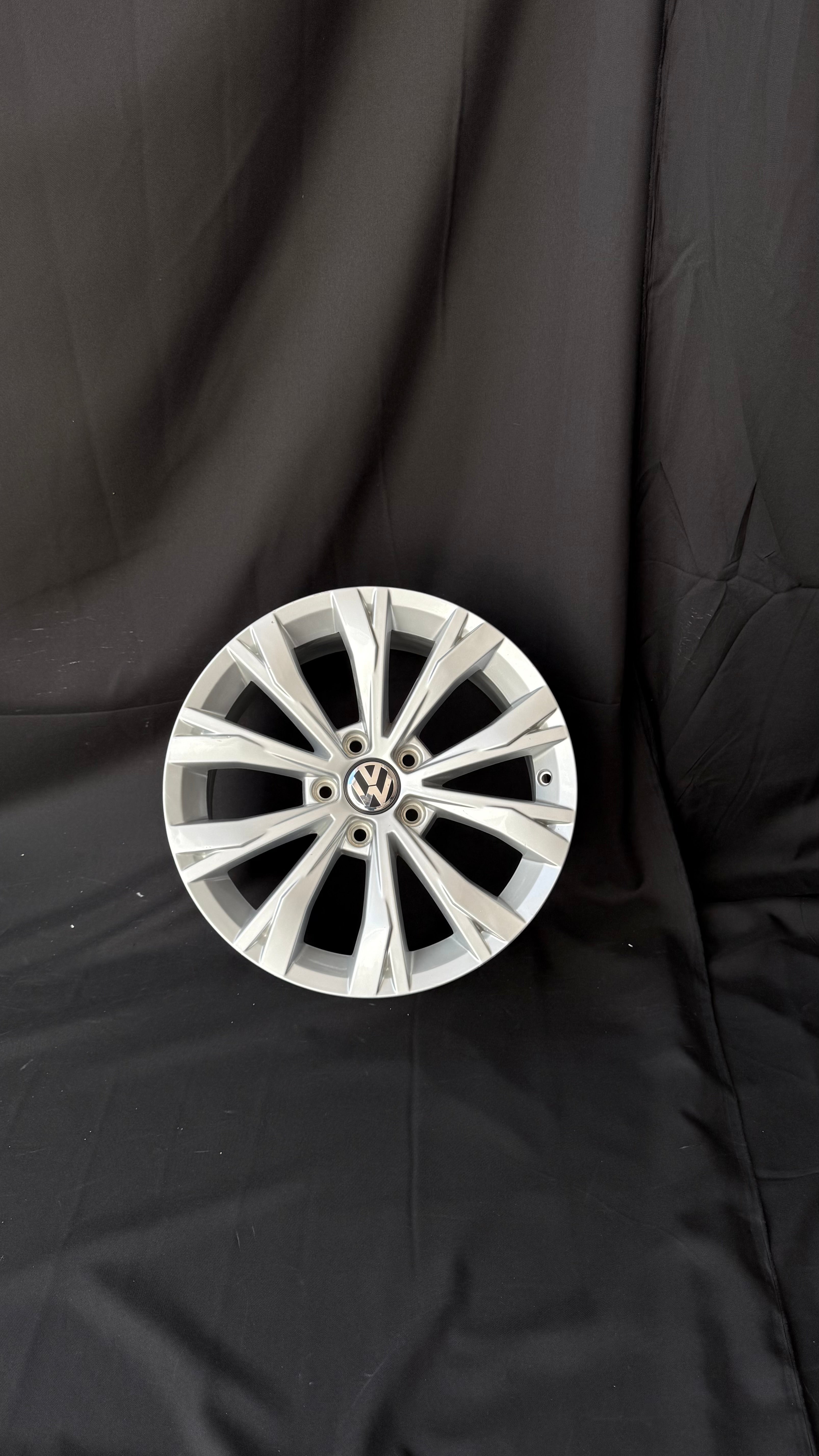1 Rin 17” Volkswagen Tiguan Taos Golf Jetta MK6 MK7 Original Nuevo 5x112