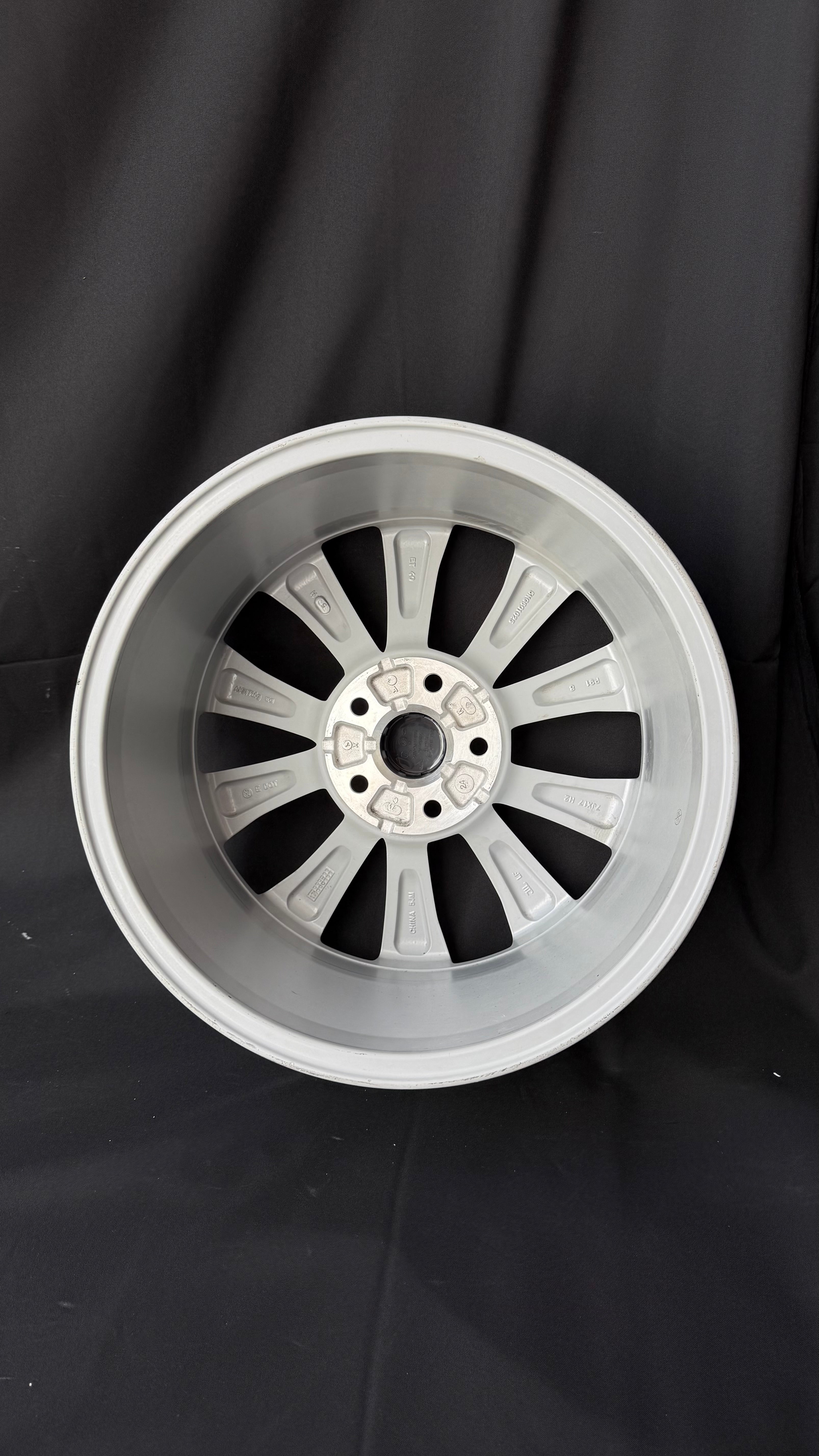 1 Rin 17” Volkswagen Tiguan Taos Golf Jetta MK6 MK7 Original Nuevo 5x112