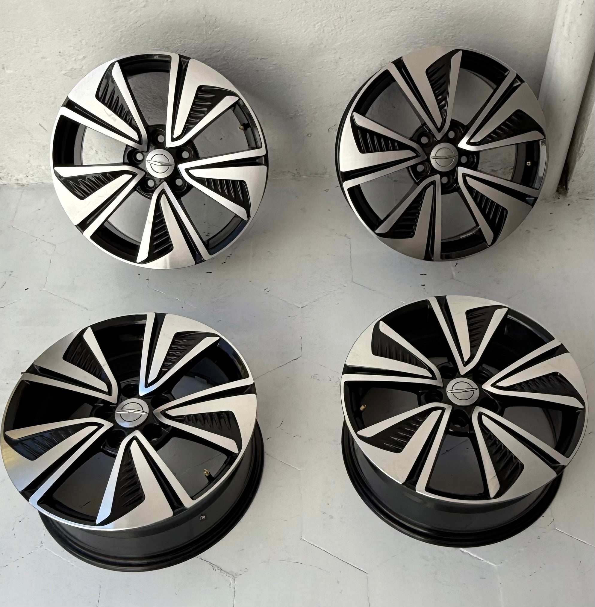 4 Rines 17” Jeep Liberty Compass Patriot Nitro Voyager Caravan Avenger Nuevos Originales