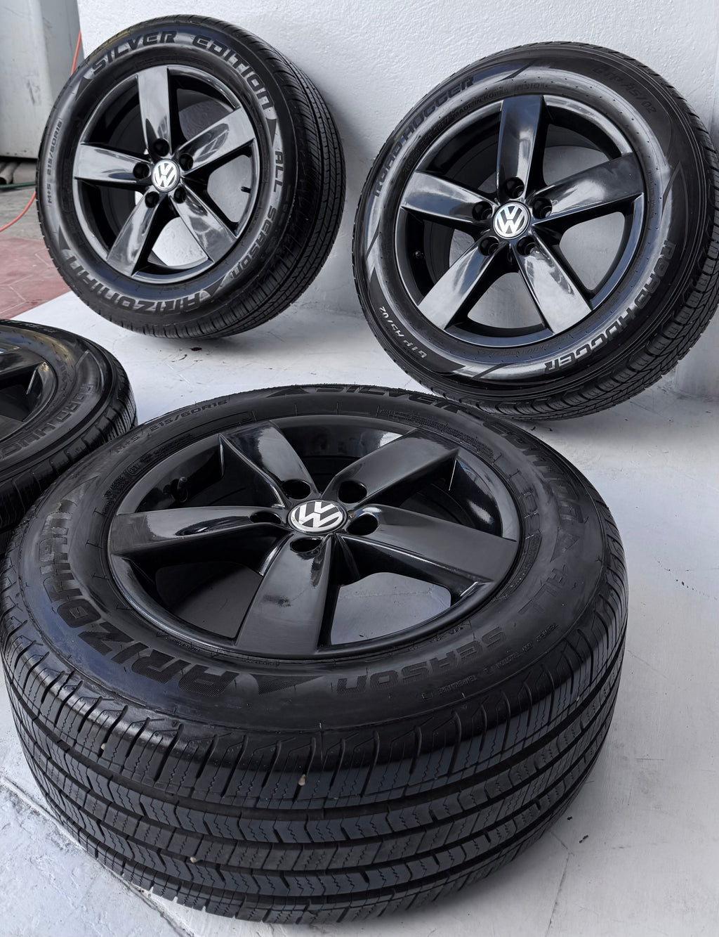 4 Rines con llantas 16” Volkswagen Golf, Jetta MK6 y Jetta MK7 – 5×112 | Black Piano
