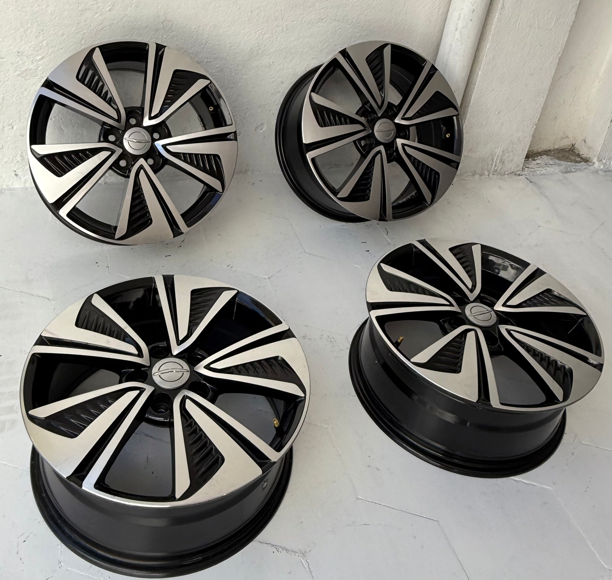 4 Rines 17” Jeep Liberty Compass Patriot Nitro Voyager Caravan Avenger Nuevos Originales