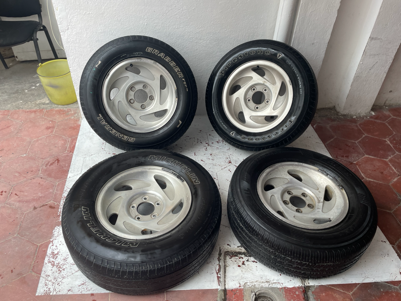 Juego de 4 Rines Originales Ford F-150 17” con Llantas – 5x135 – OEM