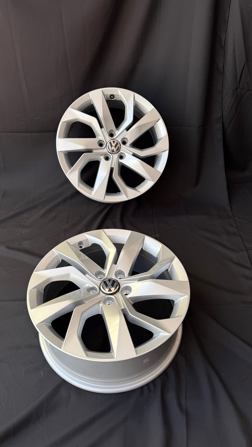 4 Rines 18” Volkswagen Tiguan Taos Golf Jetta MK6 MK7 Passat New Beetle Originales Nuevos 5x112