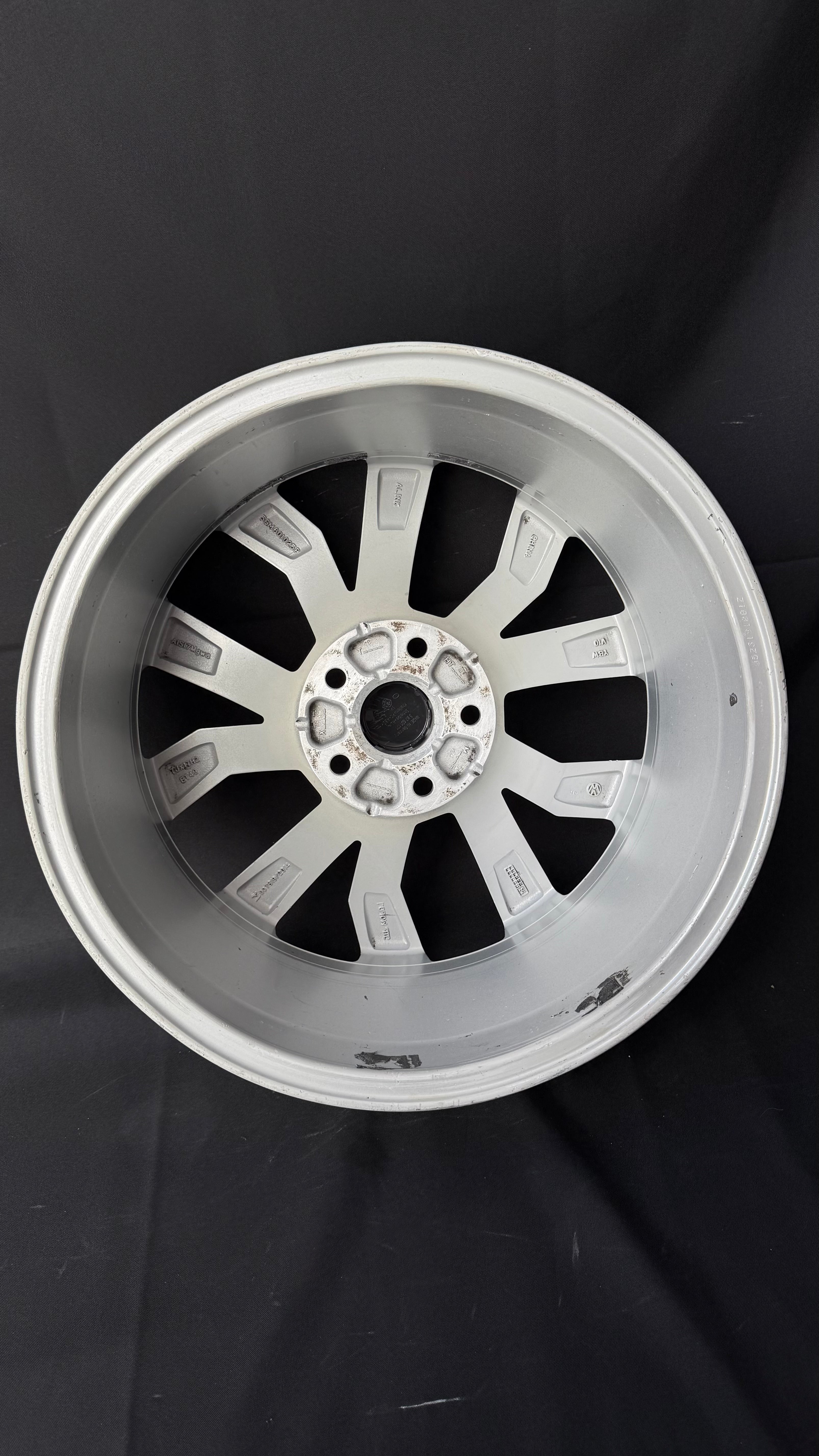 1 Rin 17” Volkswagen Golf TSI Jetta A6 A7 Original Seminuevo