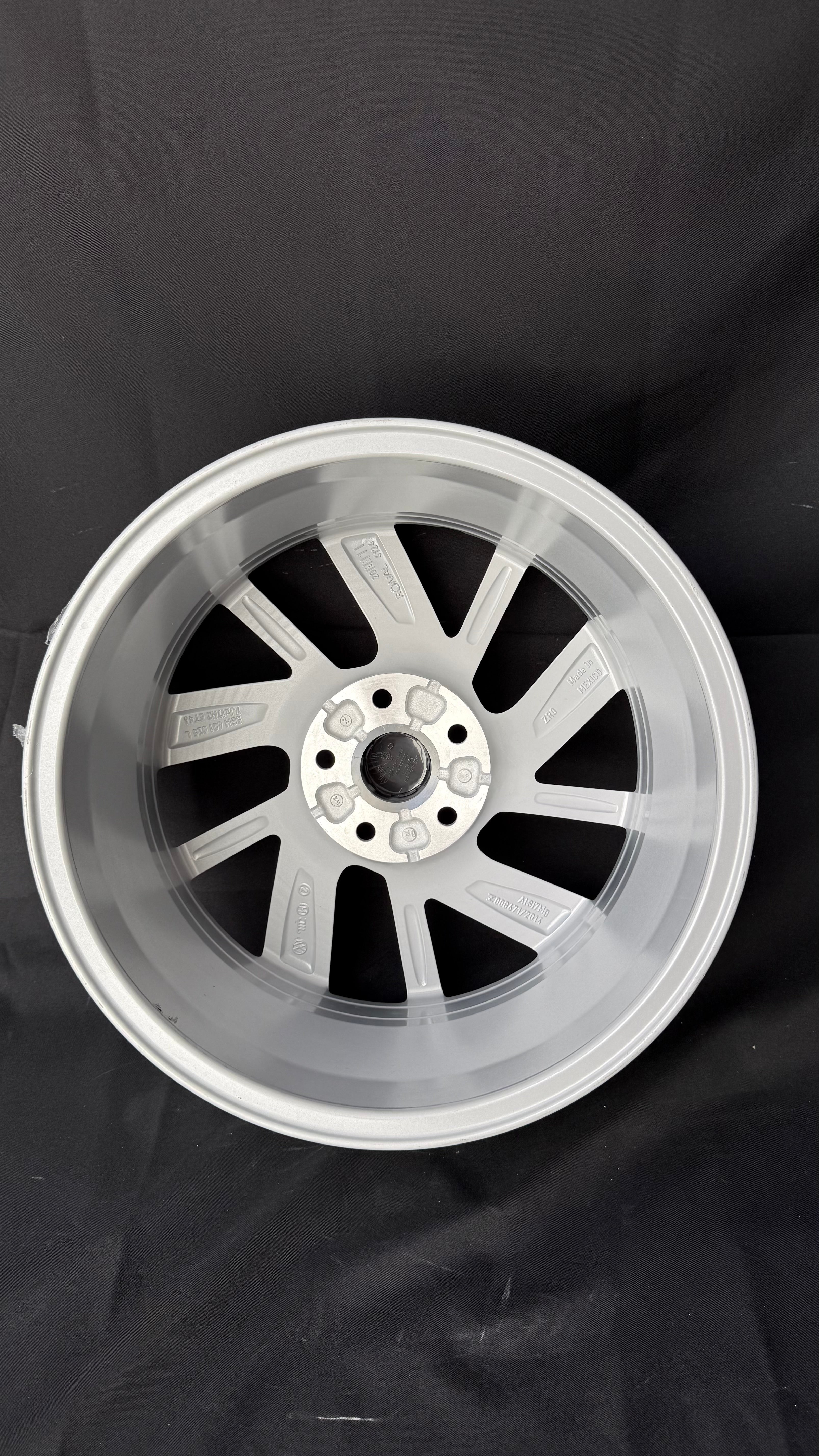 1 Rin 17” Volkswagen Golf TSI Jetta A6 A7 Original Nuevo