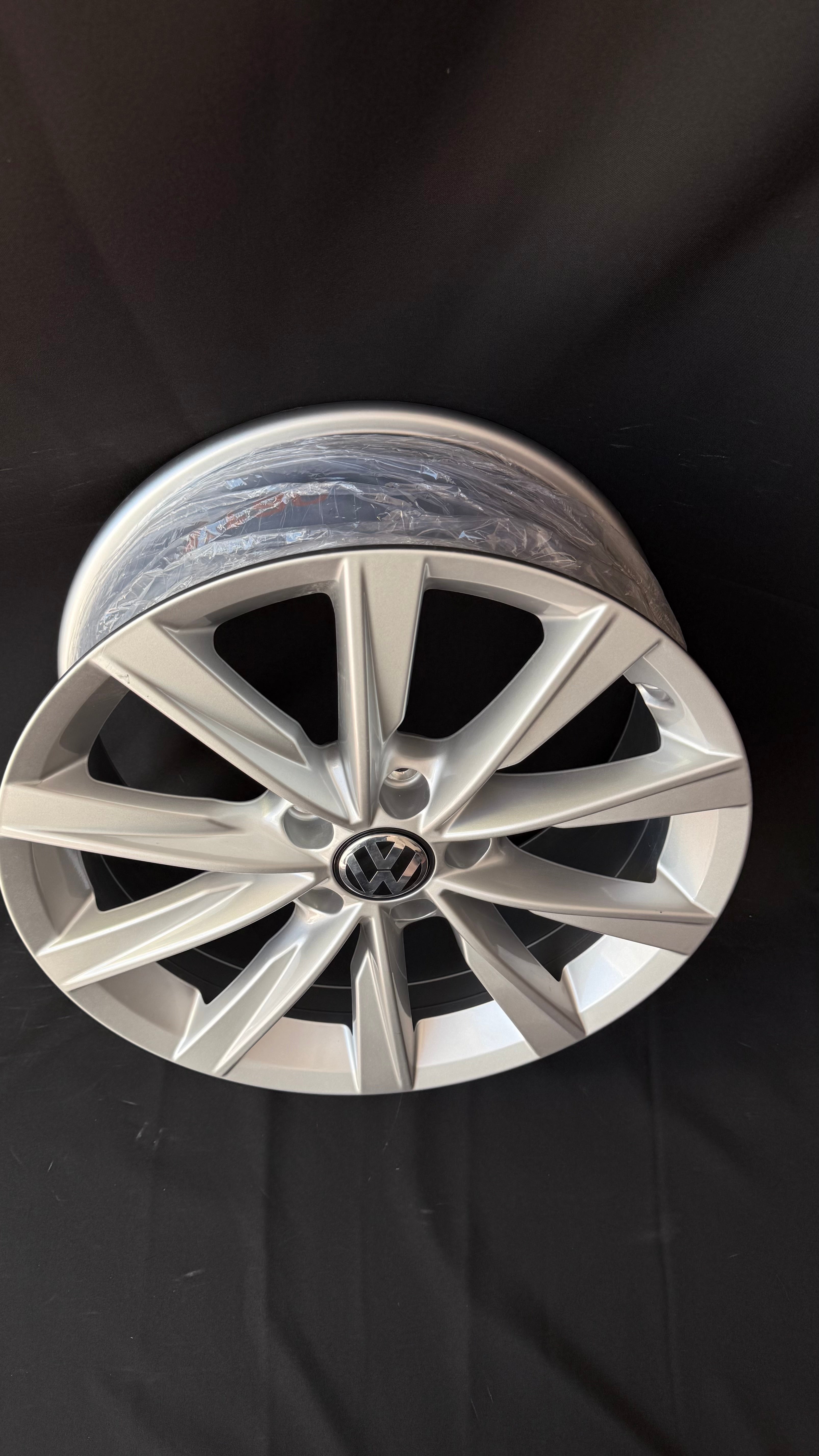 1 Rin 17” Volkswagen Tiguan Taos Golf Jetta MK6 MK7 Passat New Beetle Original Nuevo 5x112