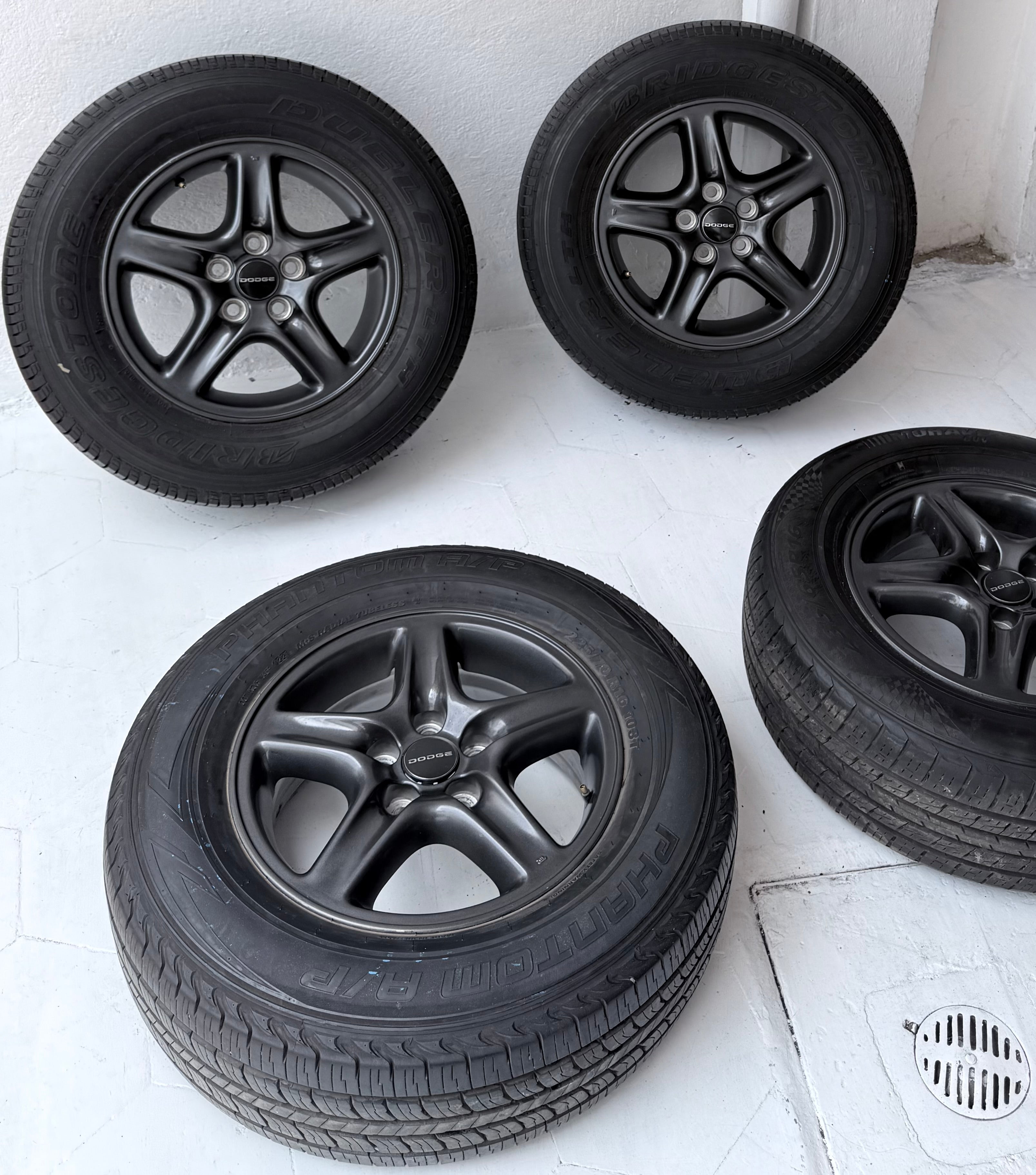 4 Rines con llantas 16” Chrysler 300, Dodge Voyager, Caravan, Avenger y Jeep Liberty, Compass, Wrangler – 5×114