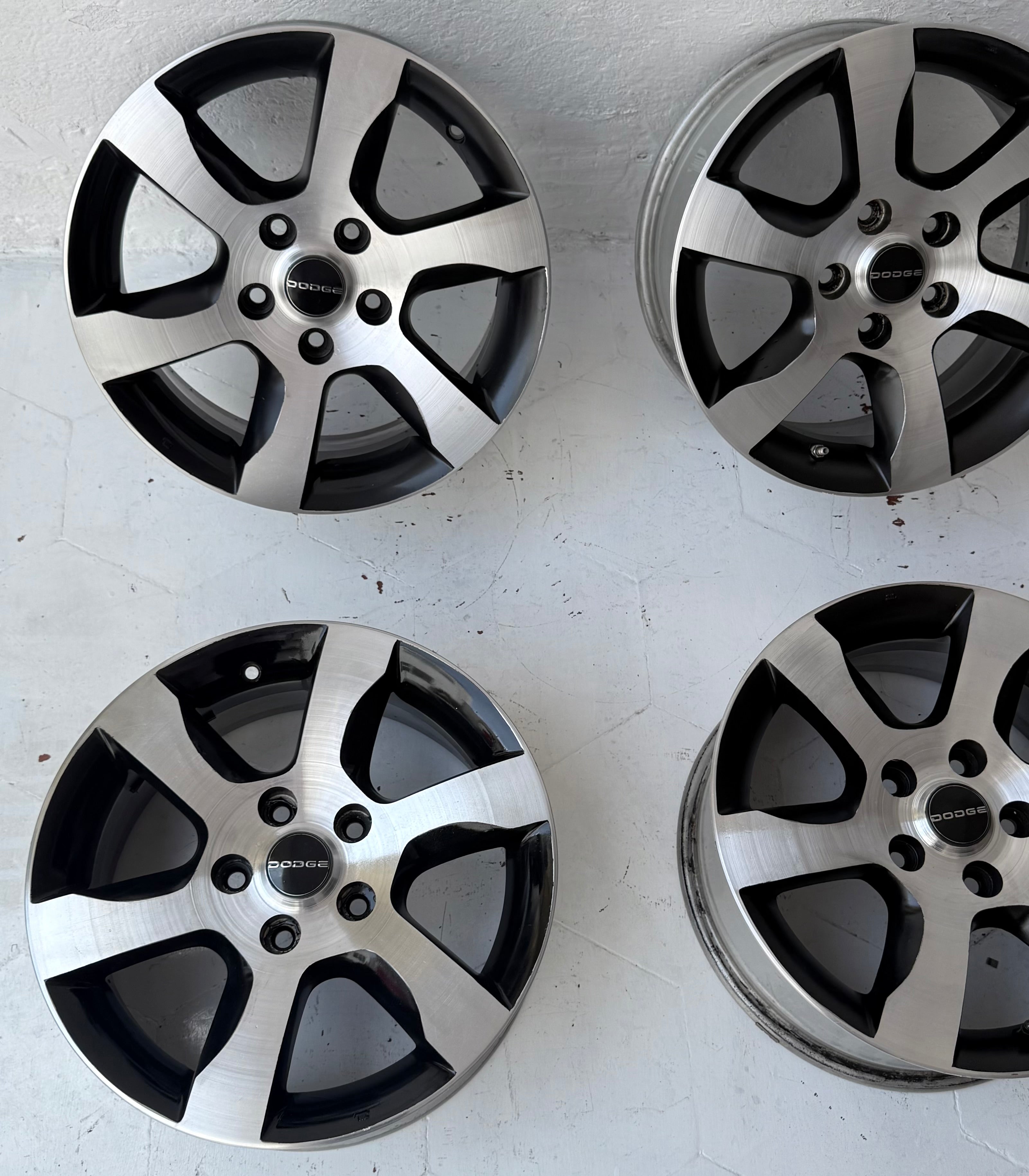 4 Rines 16” Dodge Caravan, Voyager, Avenger, Caliber, Jeep Liberty, Patriot y Nitro – 5×114
