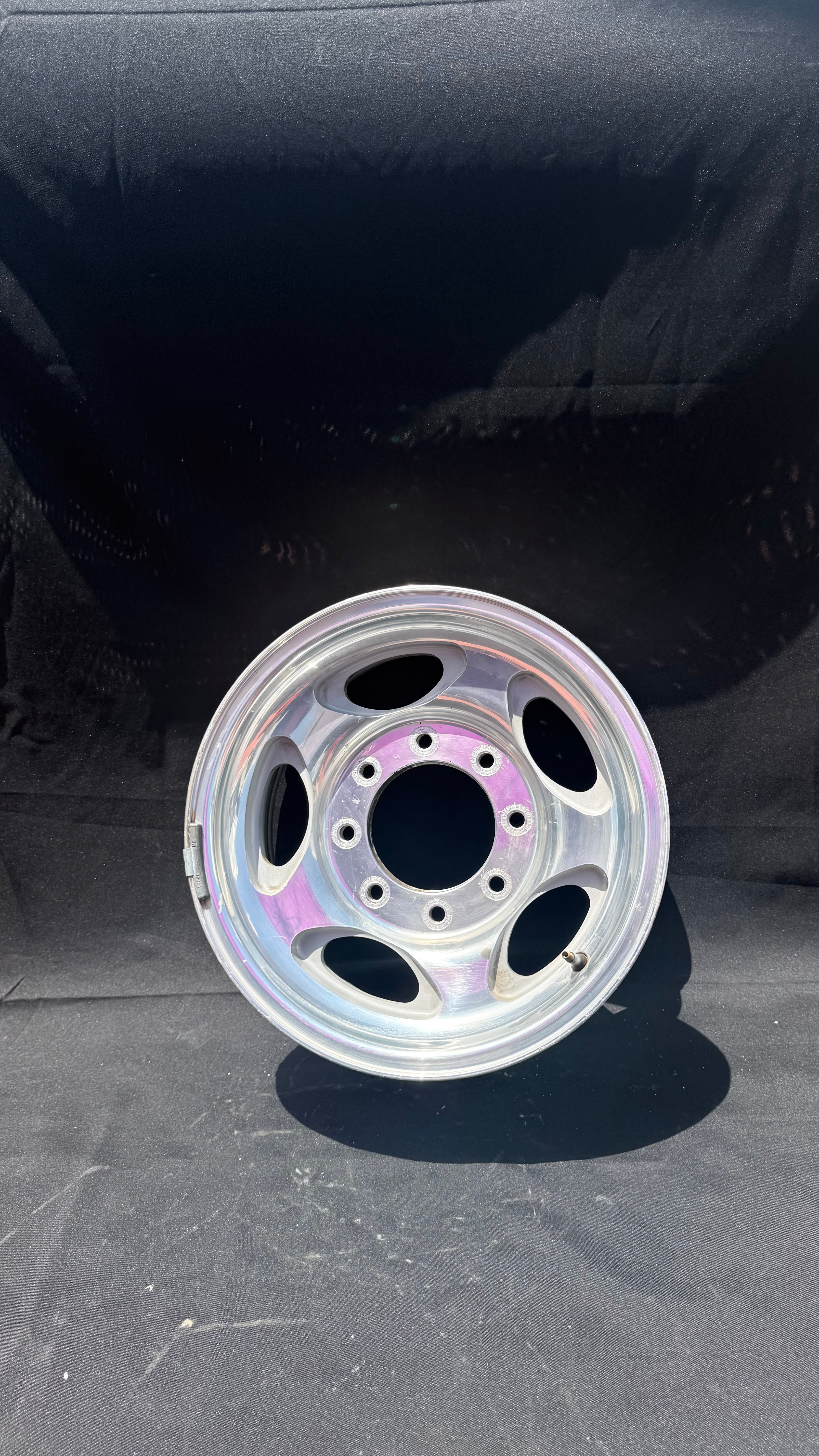 1 Rin 16” Ford Excursion y Ford F-250 – 8 Birlos