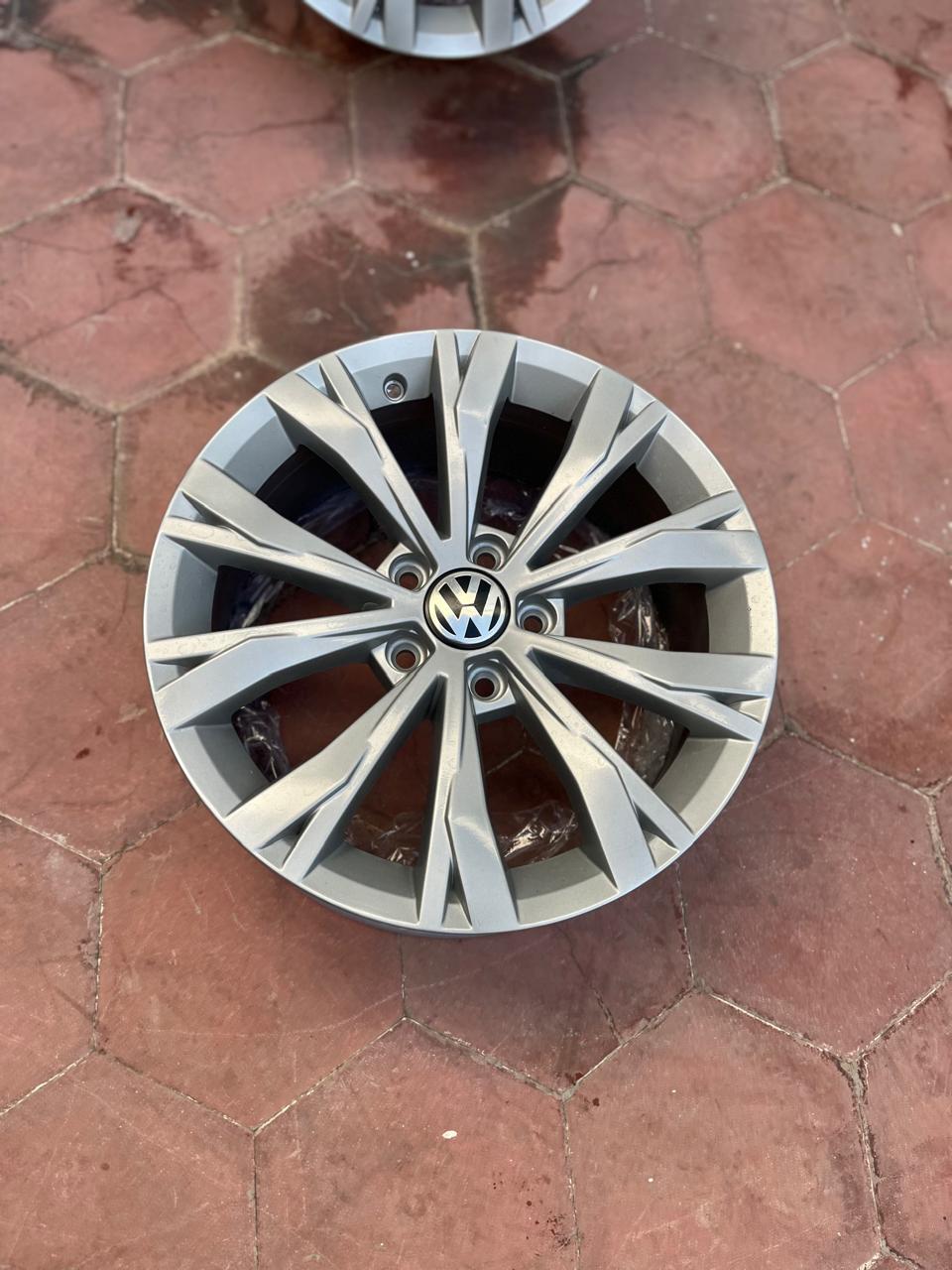 Juego de 4 Rines 17” Volkswagen Tiguan Taos Jetta MK6 MK7 Originales 5x112 Seminuevos