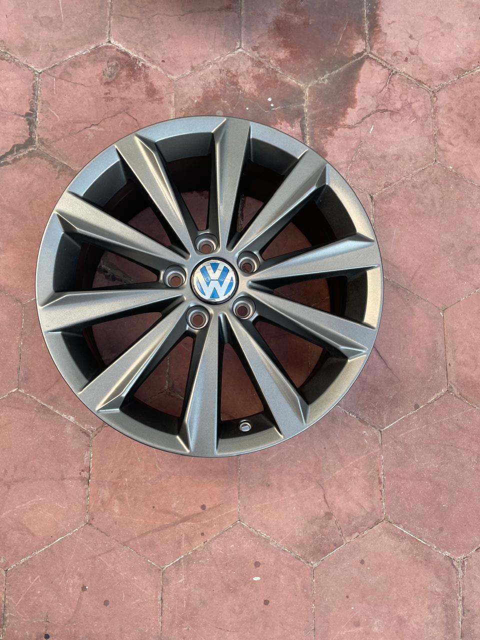 Juego de 4 Rines 17" Seminuevos Volkswagen Taos Jetta MK7 MK6 New Beetle Passat Bora Originales 5x112