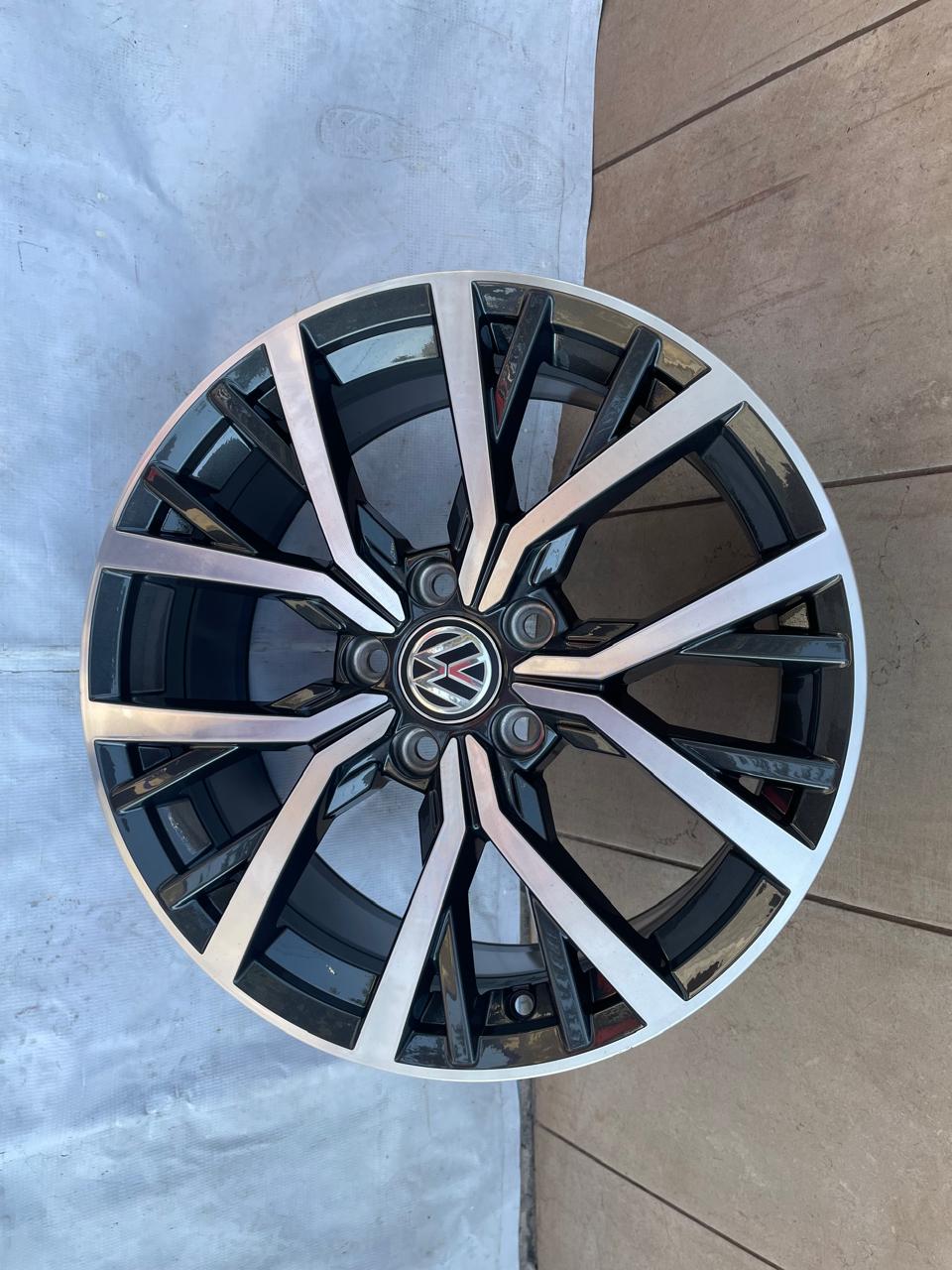 1 Rin 17" Volkswagen TAOS TIGUAN JETTA MK7 MK6 Original 5x112 Negro Brillante