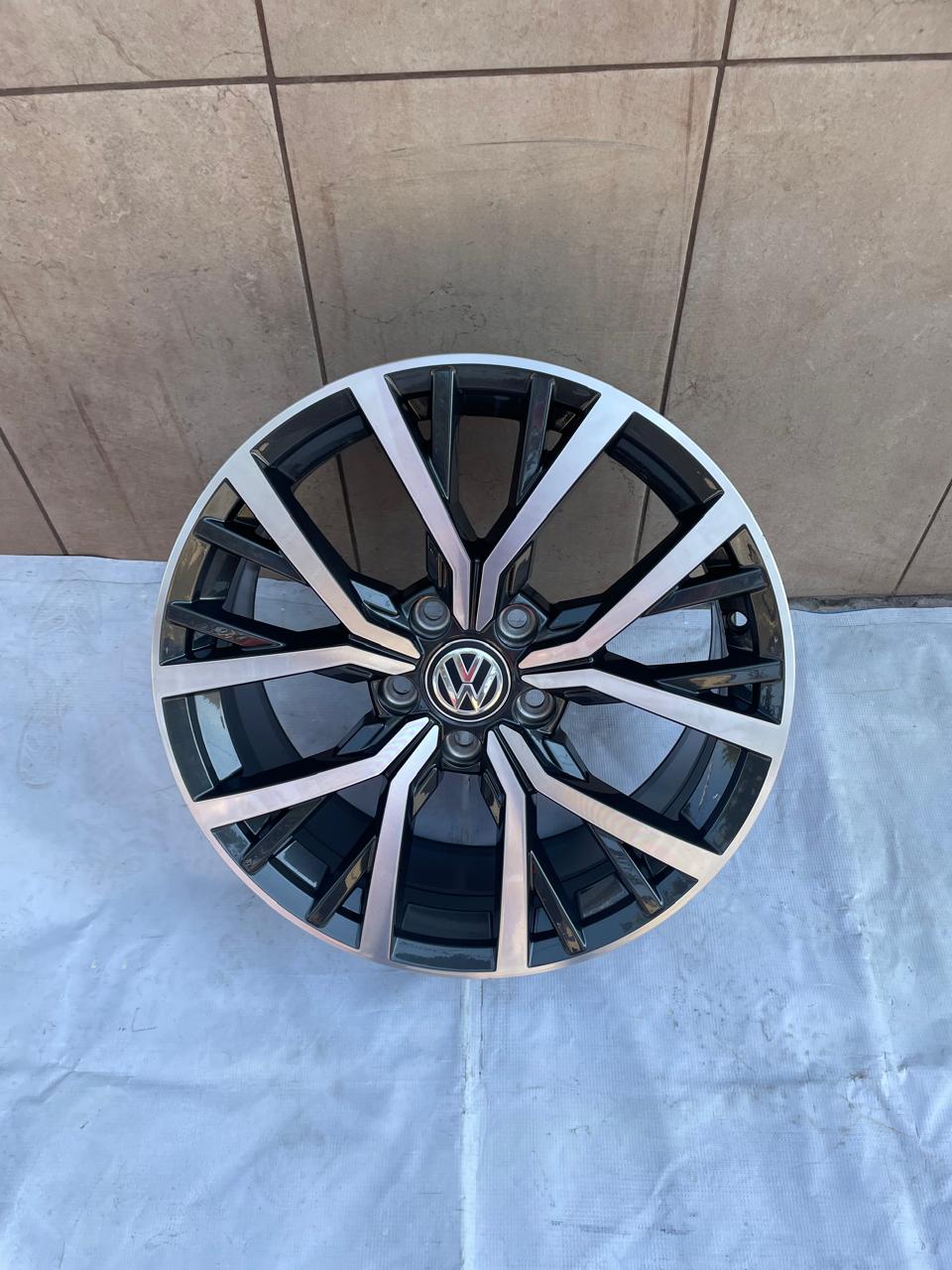 1 Rin 17" Volkswagen TAOS TIGUAN JETTA MK7 MK6 Original 5x112 Negro Brillante