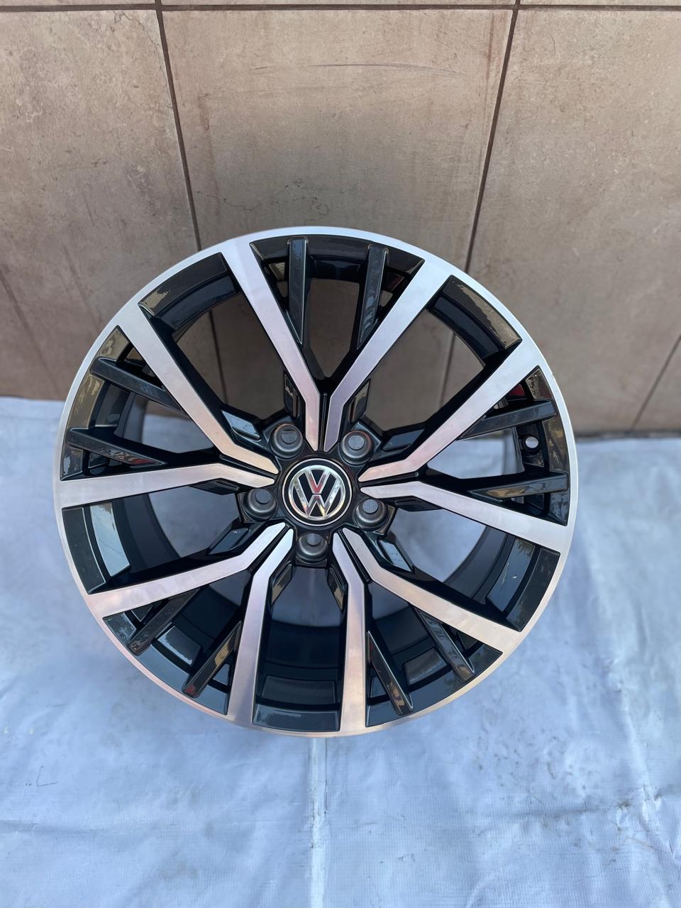 4 Rines 17" Volkswagen TAOS TIGUAN JETTA MK7 MK6 Originales Nuevos 5x112 Negro Brillante