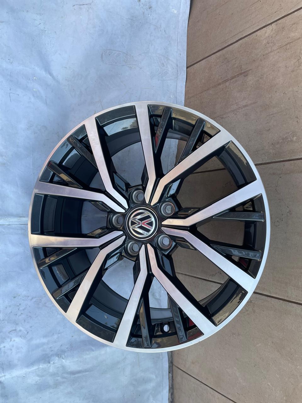 4 Rines 17" Volkswagen TAOS TIGUAN JETTA MK7 MK6 Originales Seminuevos 5x112 Negro Brillante