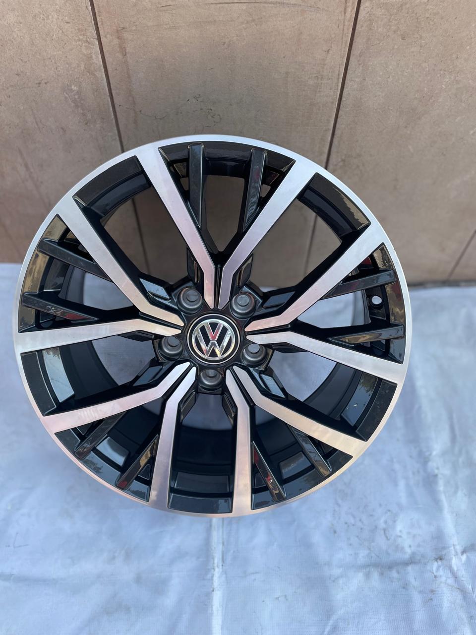 4 Rines 17" Volkswagen TAOS TIGUAN JETTA MK7 MK6 Originales Seminuevos 5x112 Negro Brillante