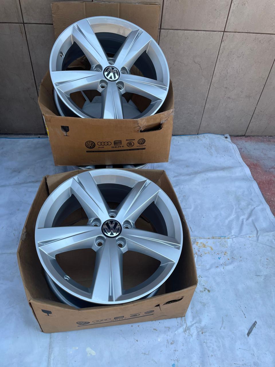 4 Rines 17" Volkswagen Taos Tiguan Jetta MK7 MK6 Passat Originales 5x112 Seminuevos